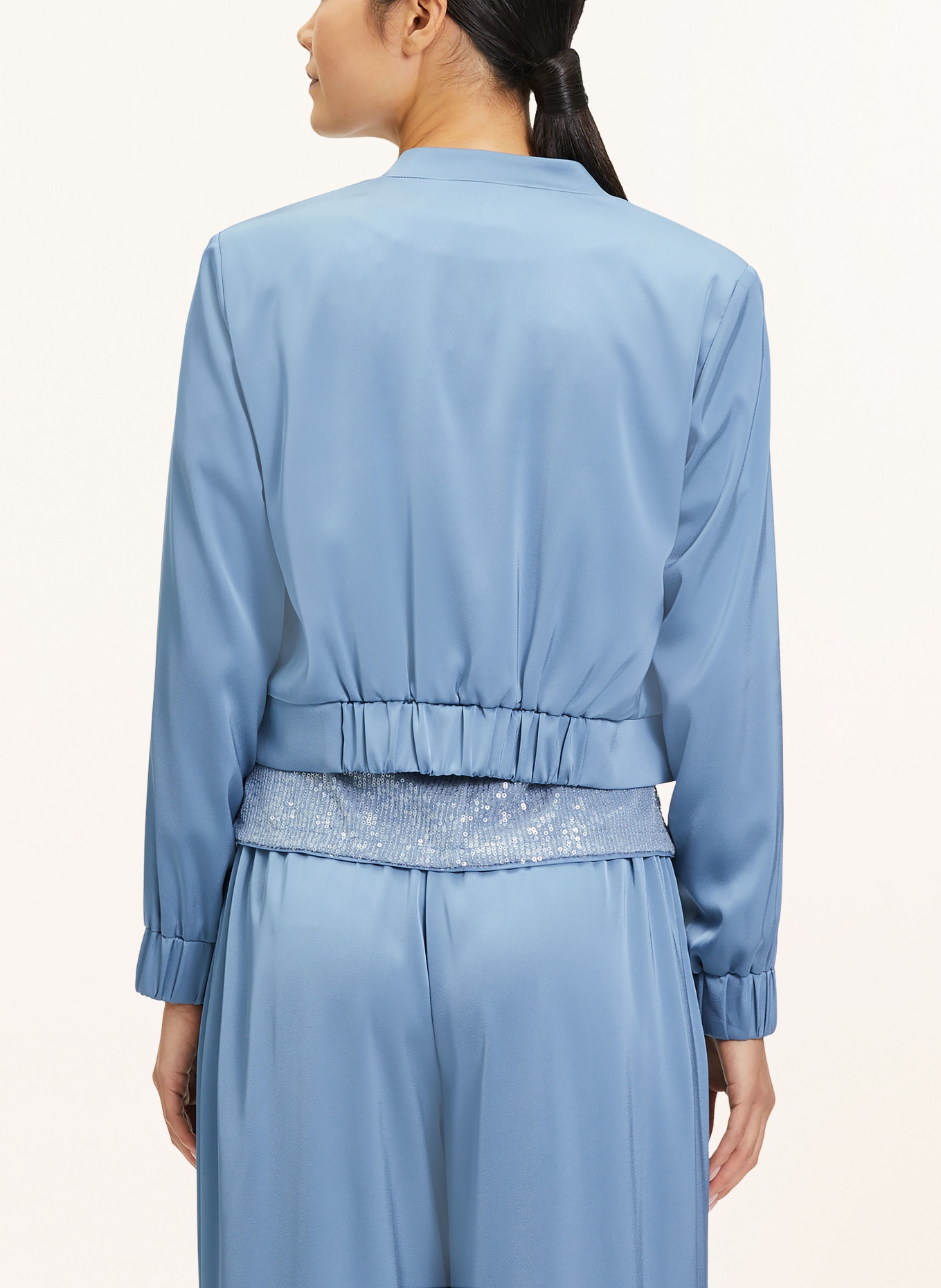 V by Vera Mont Saténový bolero: 8307 Slate Blue