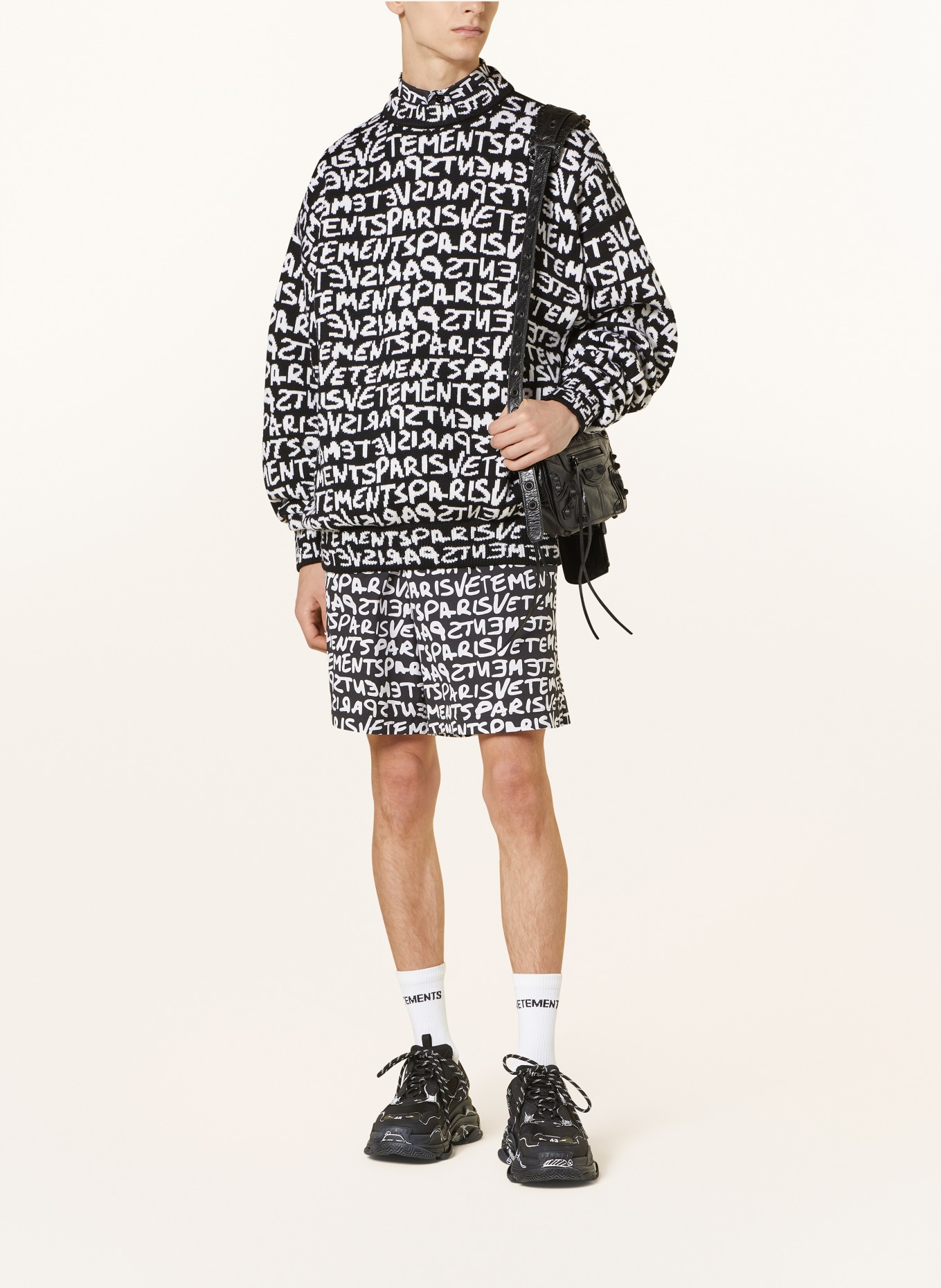 VETEMENTS Oversized-Pullover: SCHWARZ / WEISS