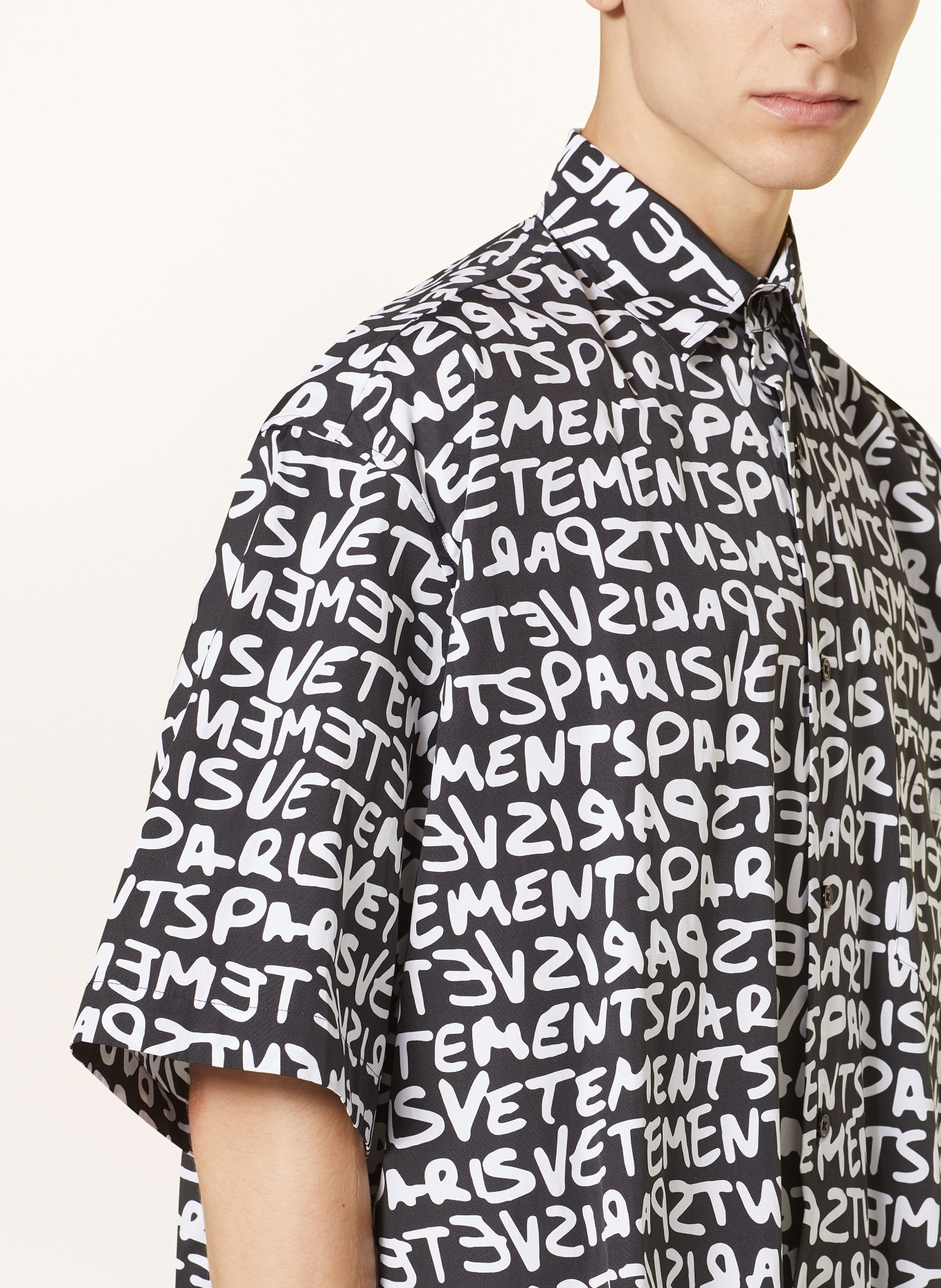 VETEMENTS Short sleeve shirt GRAFITTI comfort fit, Color: BLACK/ WHITE (Image 4)