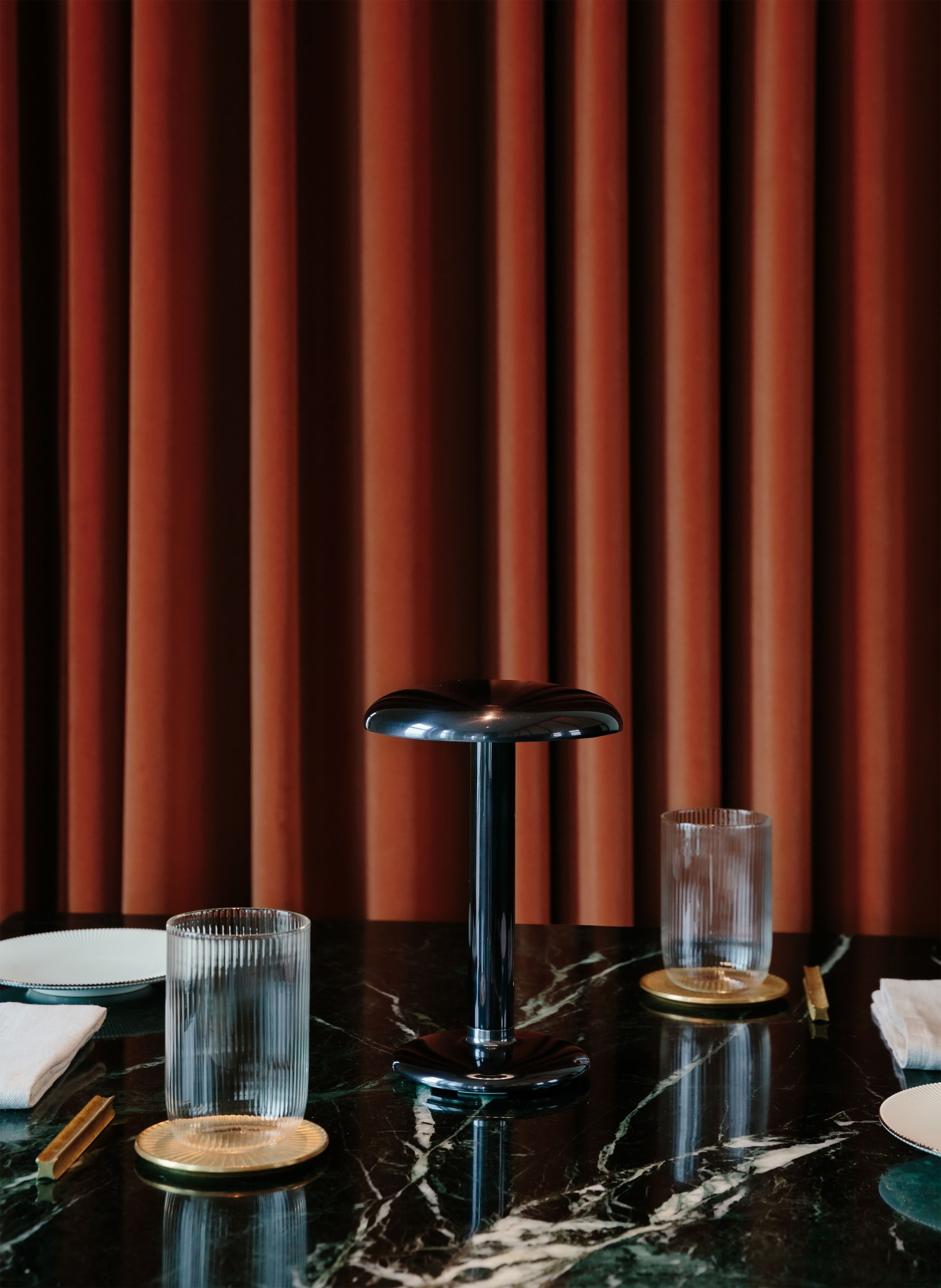 FLOS Tischleuchte GUSTAVE: DUNKELGRAU