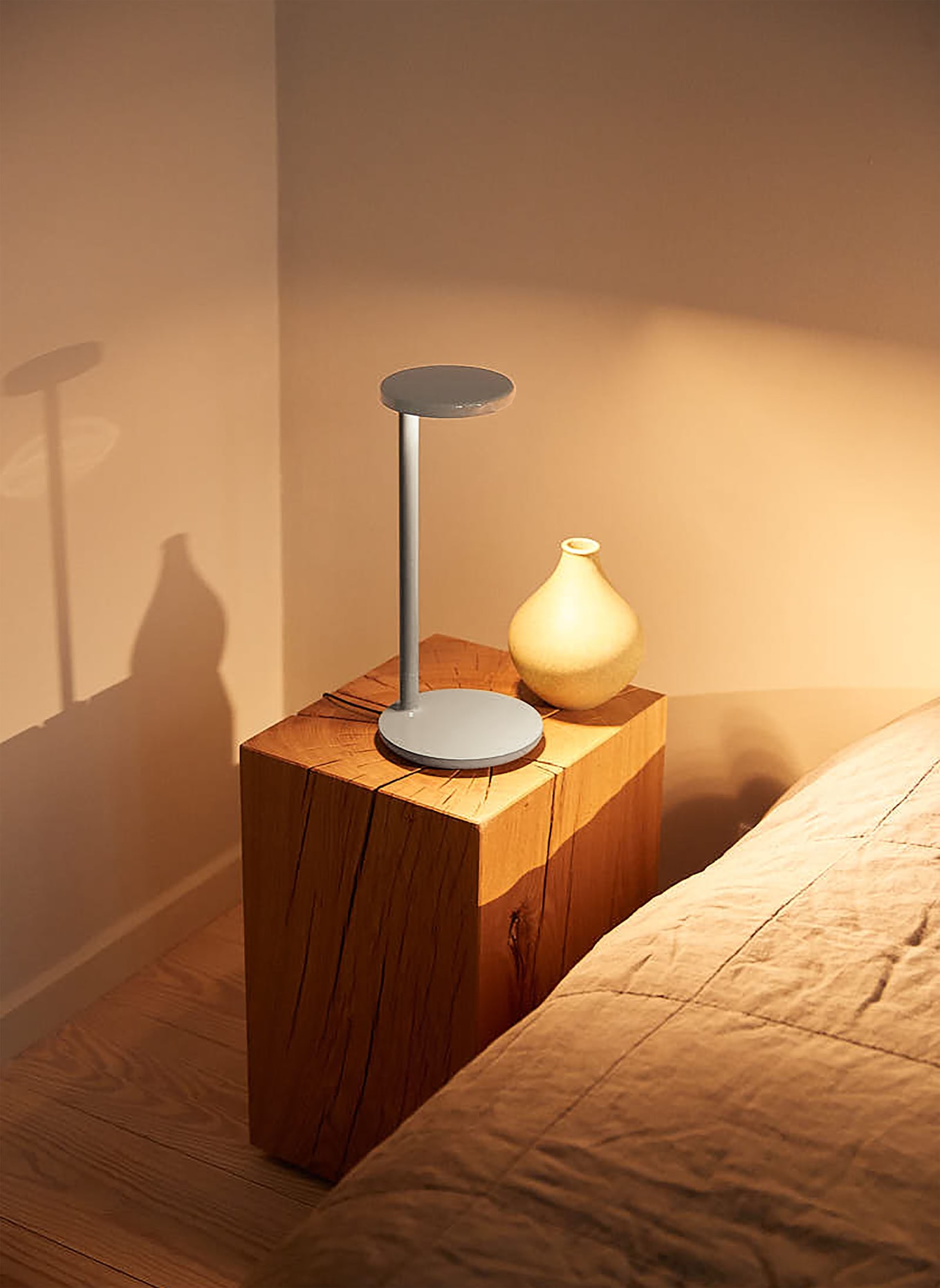 FLOS Tischleuchte OBLIQUE: HELLGRAU