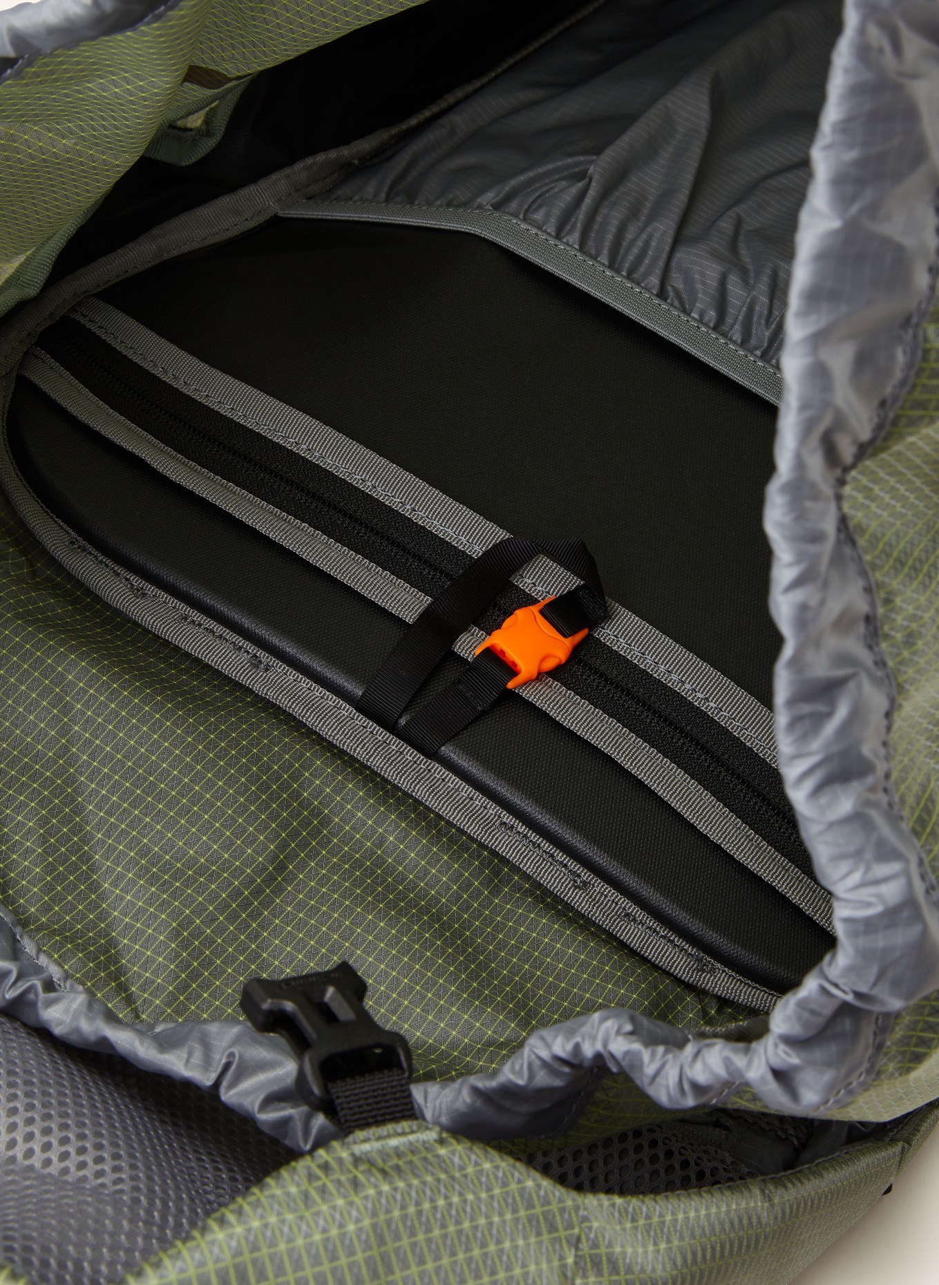 MAMMUT Backpack DUCAN 30 l, Color: GREEN/ BLACK (Image 3)