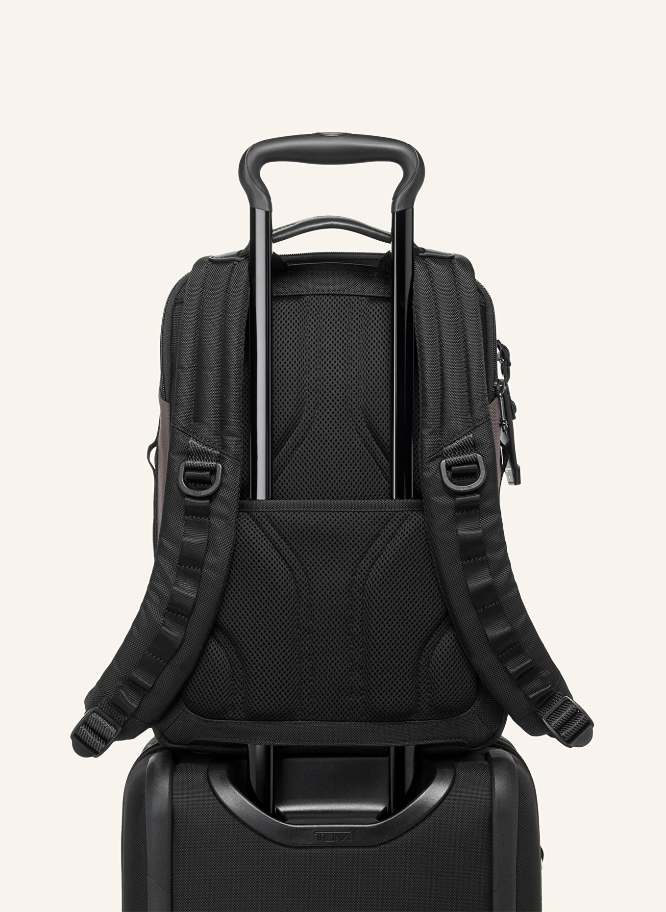 TUMI APHA BRAVO backpack DYNAMIC BACKPACK 35 l with laptop compartment, Color: GRAY (Image 5)
