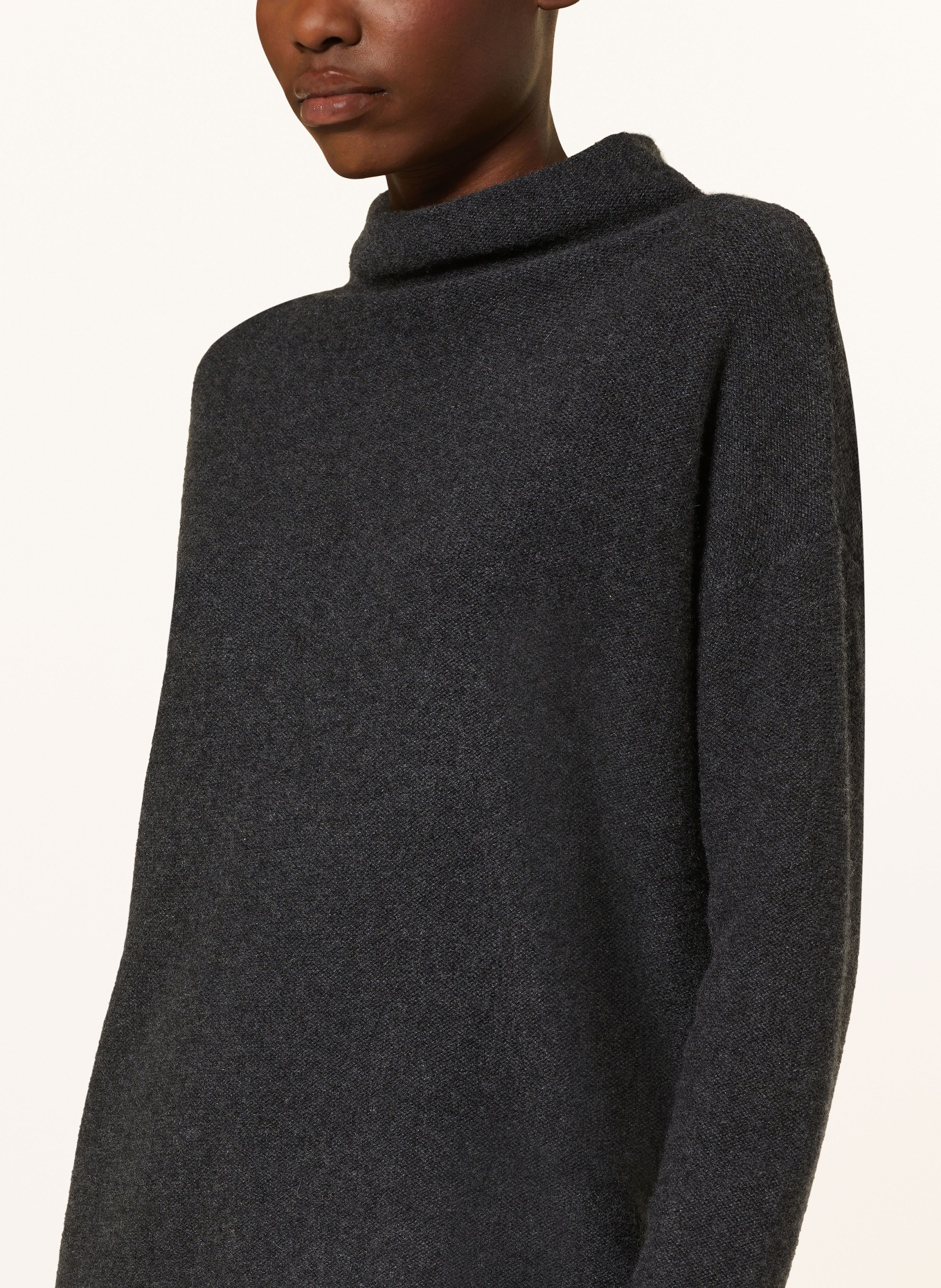 (THE MERCER) N.Y. Sweter z kaszmiru: CZIEMNOSZARY