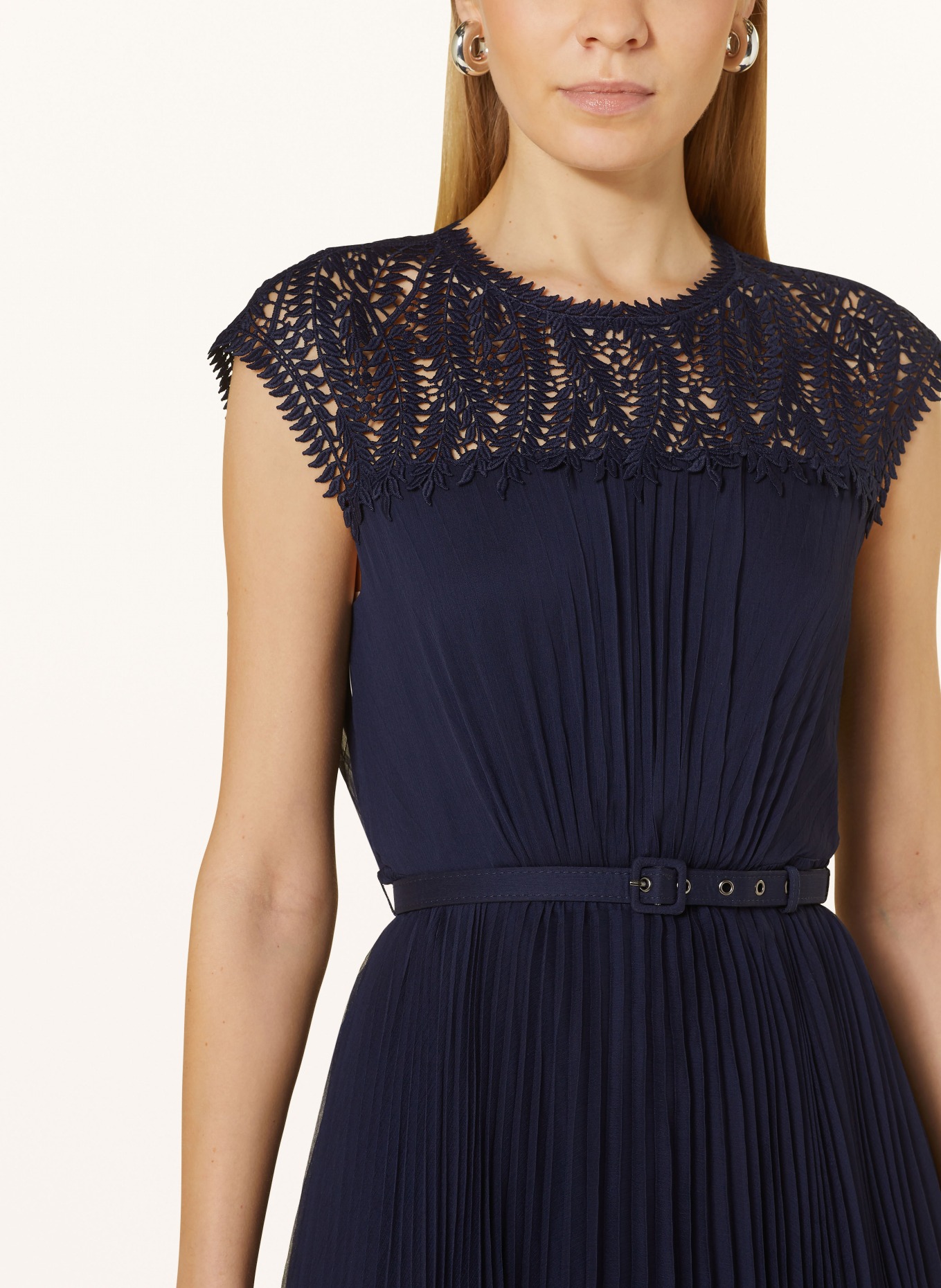 Phase Eight Cocktail dress MAKAELA with pleats and lace, Color: DARK BLUE (Image 4)