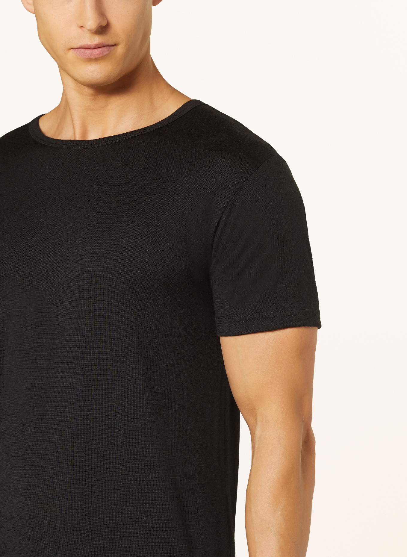 DEVOLD Functional underwear shirt JAKTA MERINO 200 made of merino wool, Color: BLACK (Image 4)