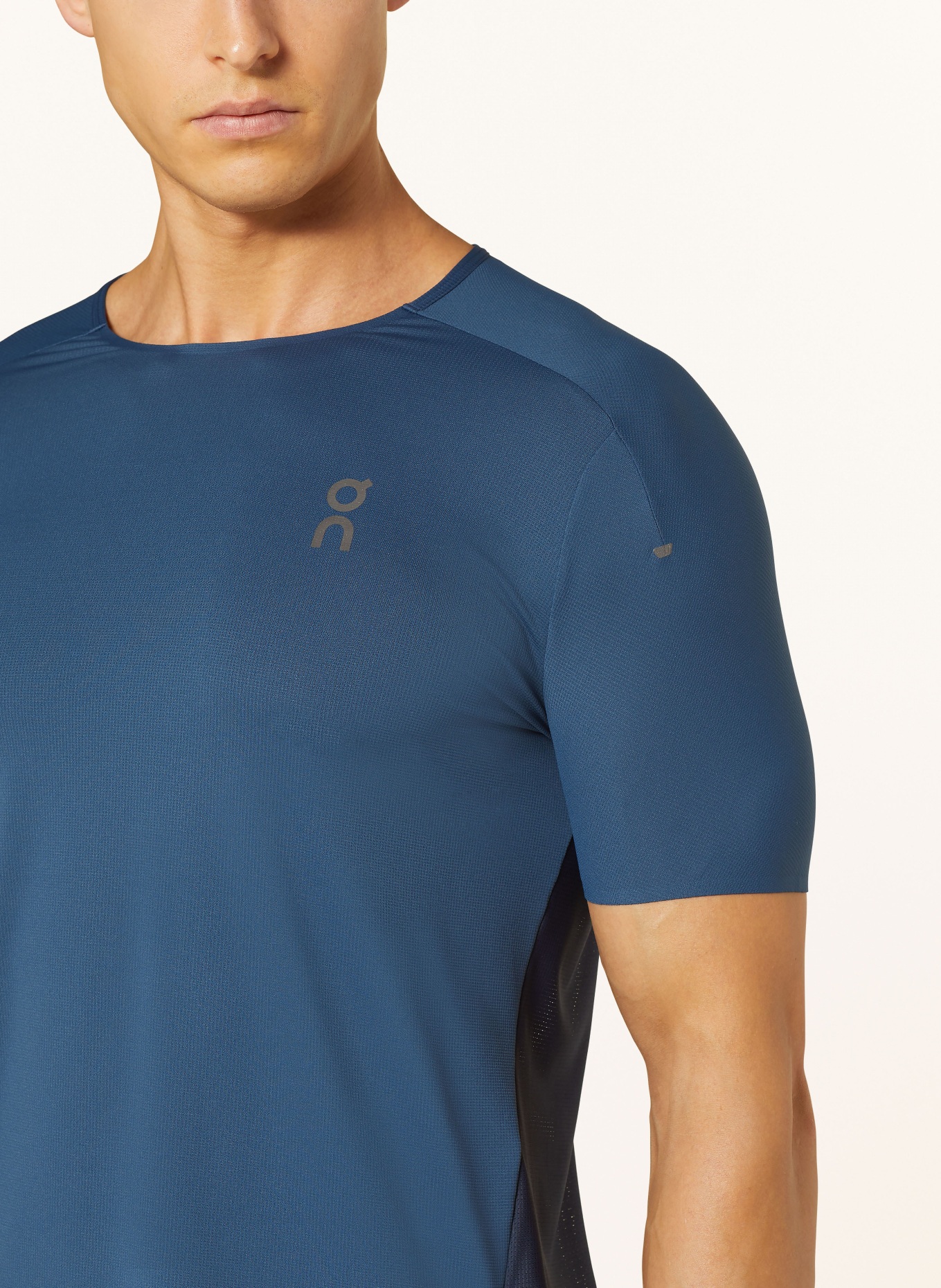 On Running shirt PERFORMANCE-T, Color: BLUE/ DARK BLUE (Image 4)