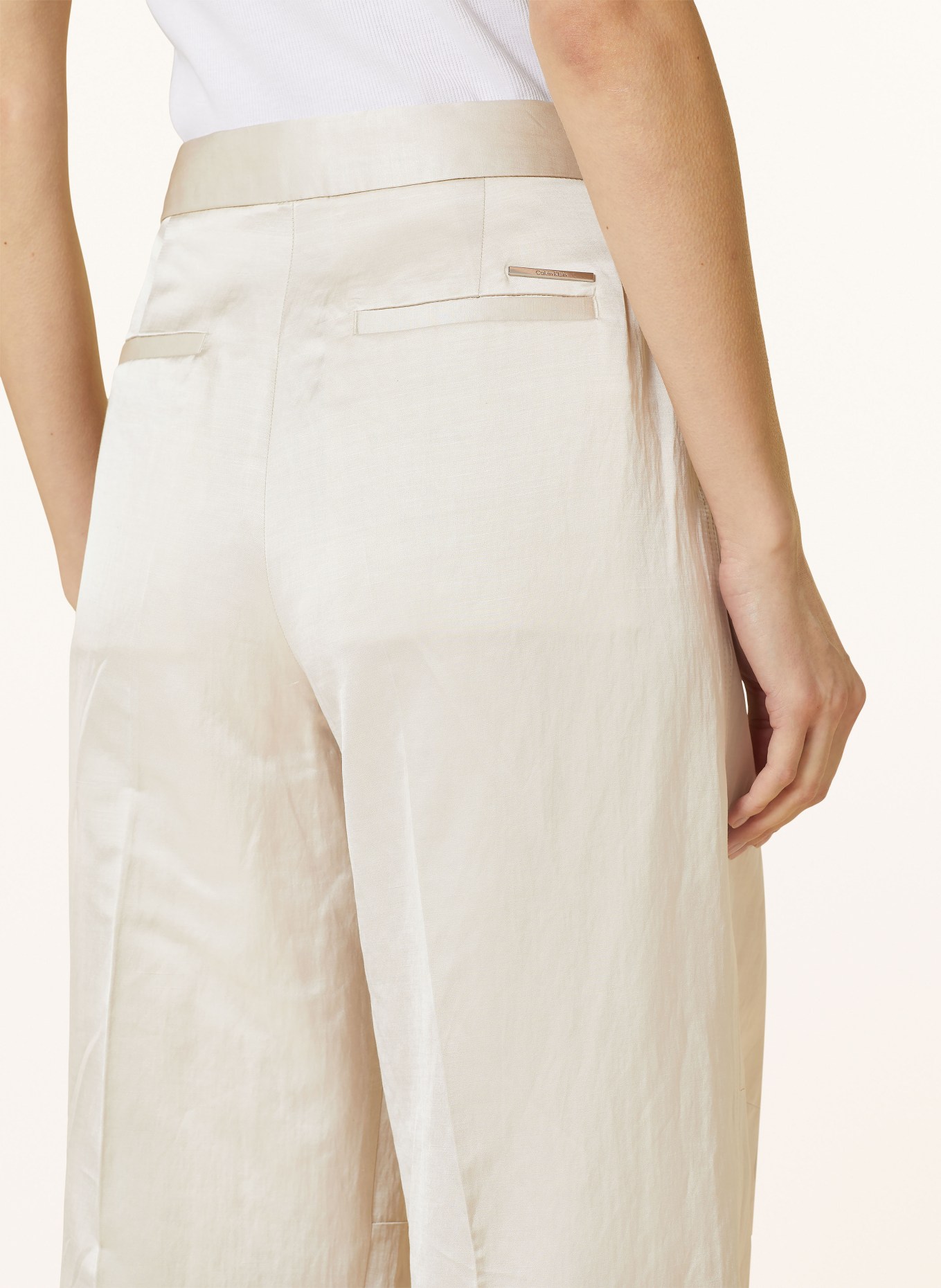 Calvin Klein Marlene kalhoty ze saténu, Barva: BÉŽOVÁ (Obrázek 6)