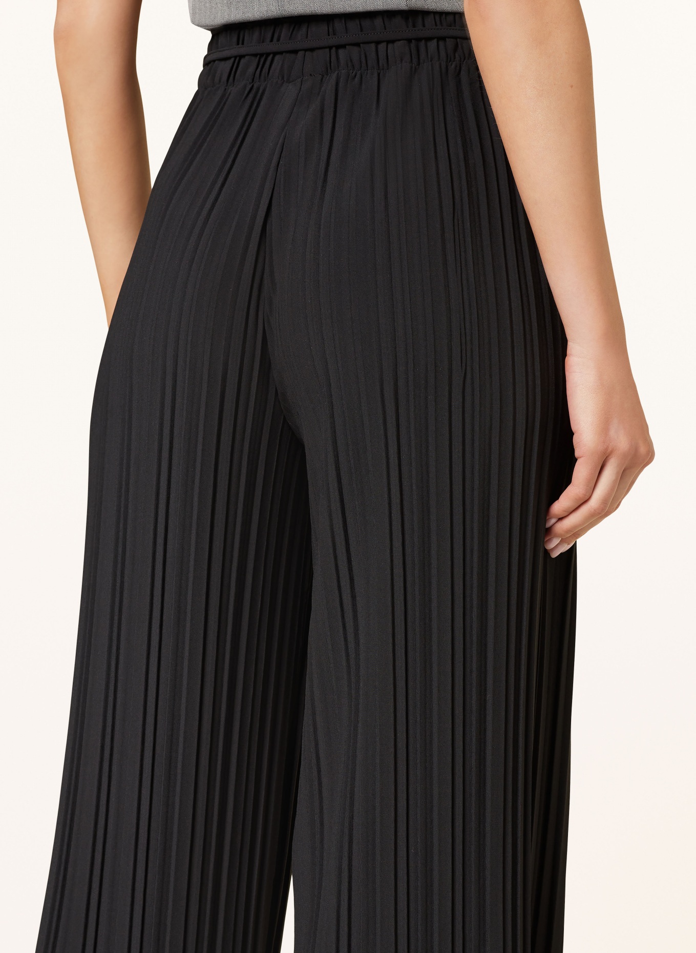 s.Oliver BLACK LABEL 7/8 pleated trousers, Color: BLACK (Image 5)