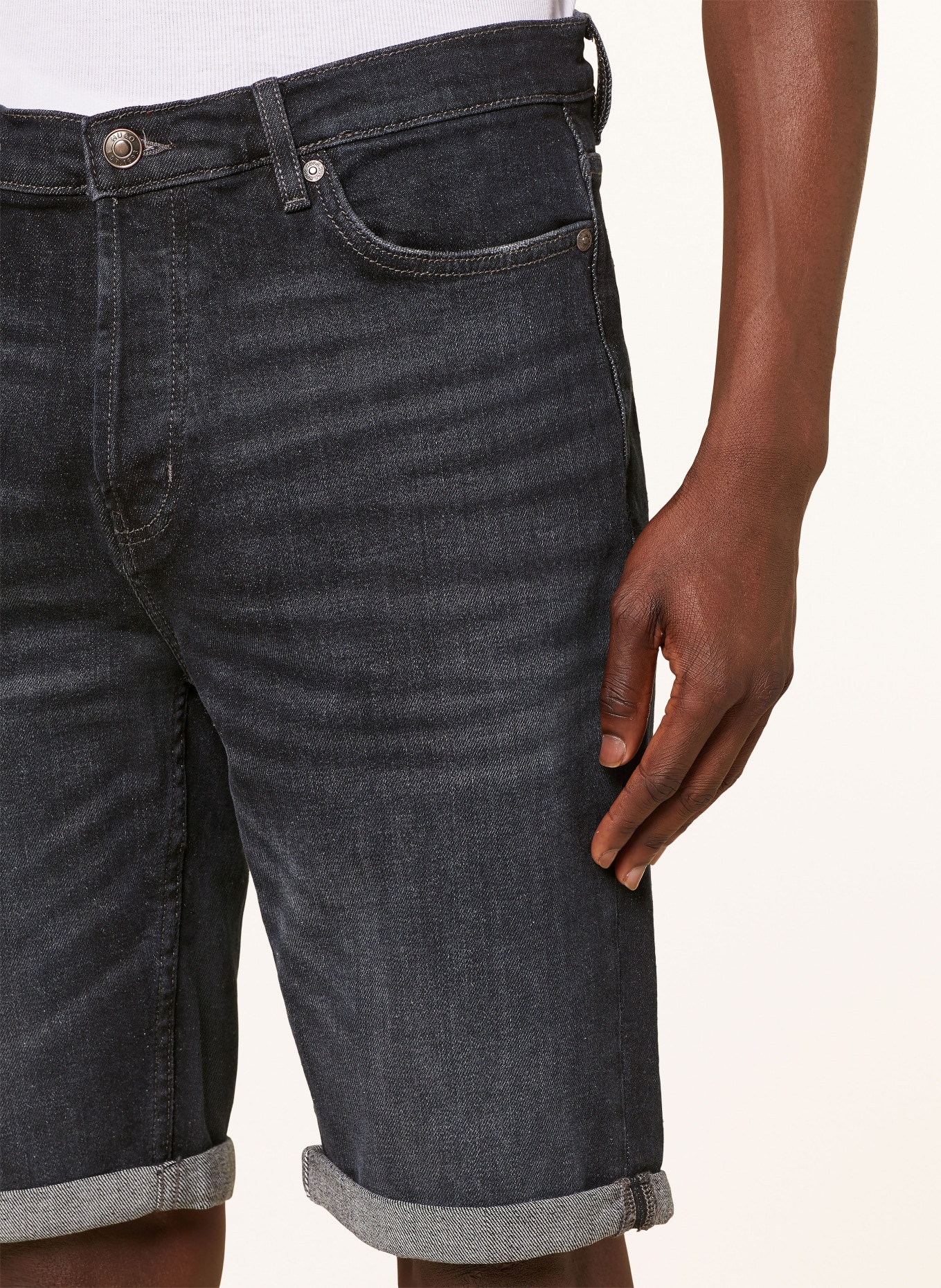 HUGO Szorty jeansowe HUGO tapered fit, Kolor: 010 CHARCOAL (Obrazek 5)