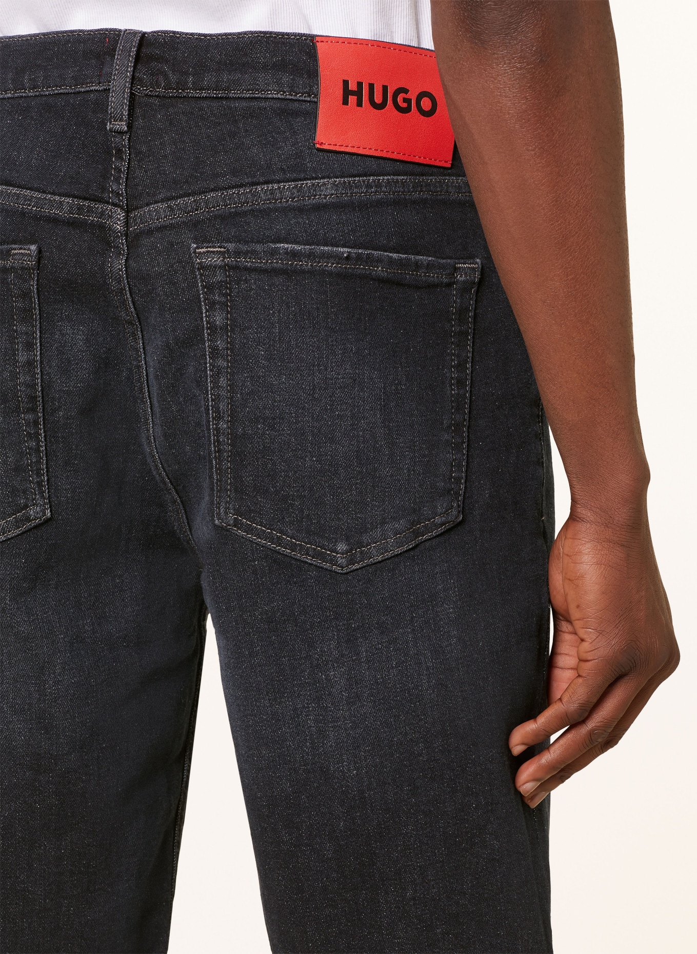 HUGO Szorty jeansowe HUGO tapered fit, Kolor: 010 CHARCOAL (Obrazek 6)