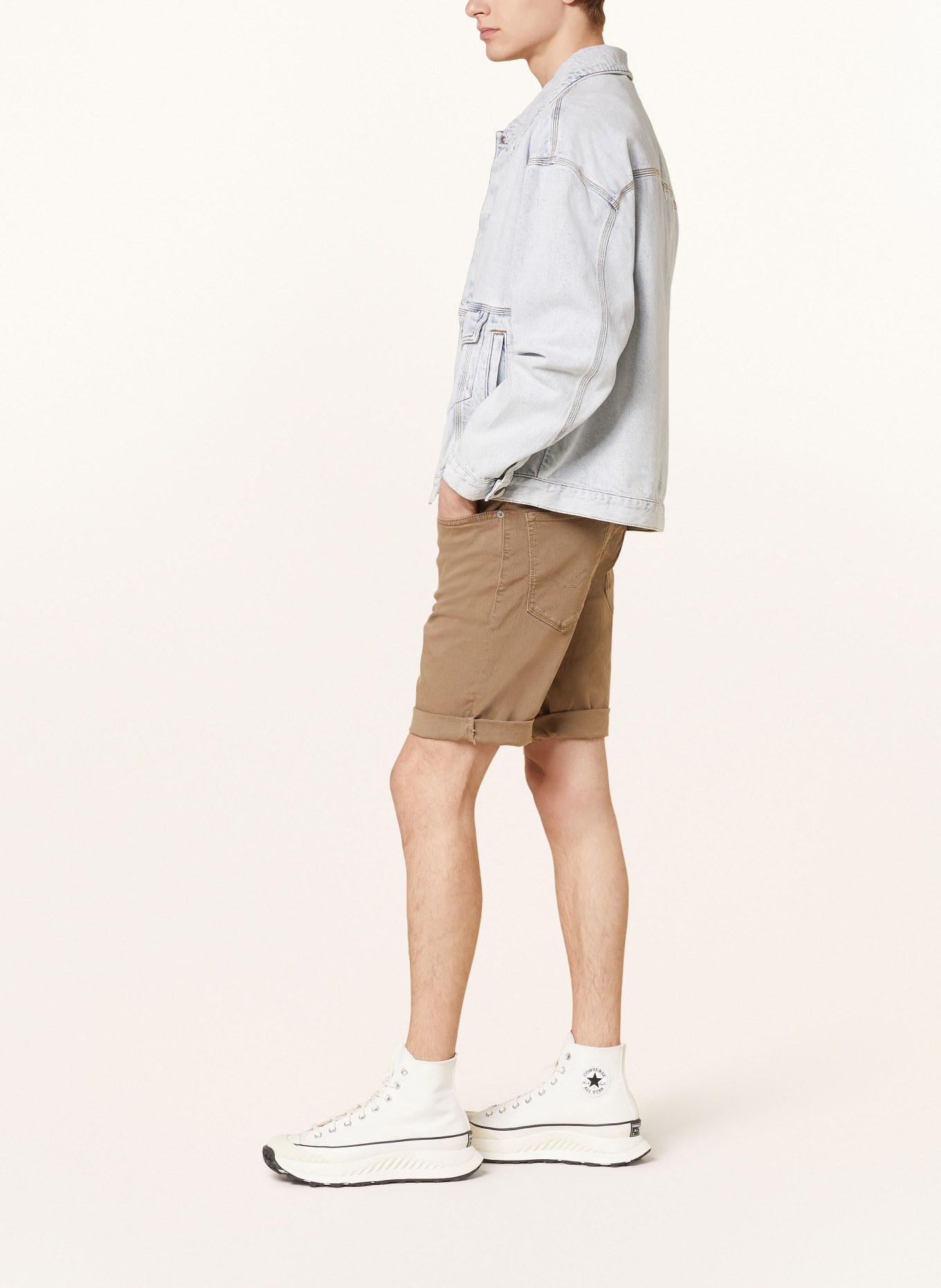 REPLAY Denim shorts tapered fit, Color: 725 PEANUT (Image 4)