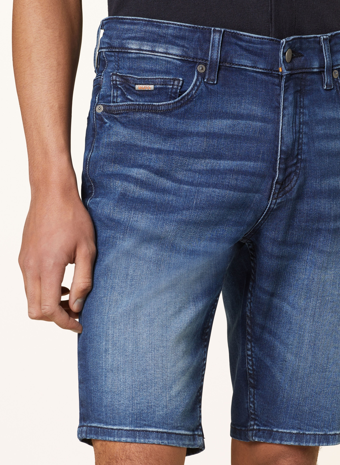 BOSS Szorty jeansowe DELAWARE slim fit, Kolor: 416 NAVY (Obrazek 5)