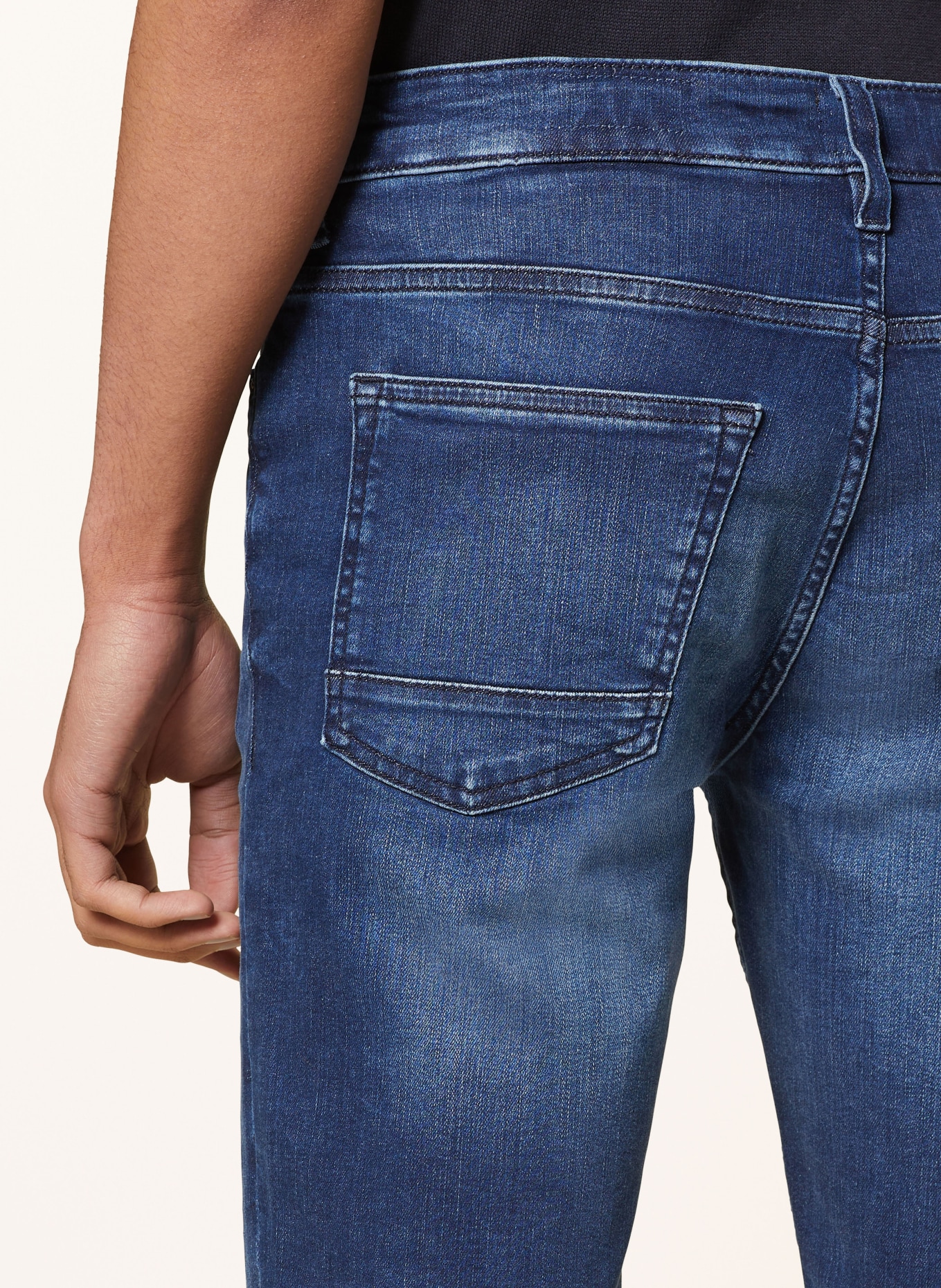 BOSS Szorty jeansowe DELAWARE slim fit, Kolor: 416 NAVY (Obrazek 6)