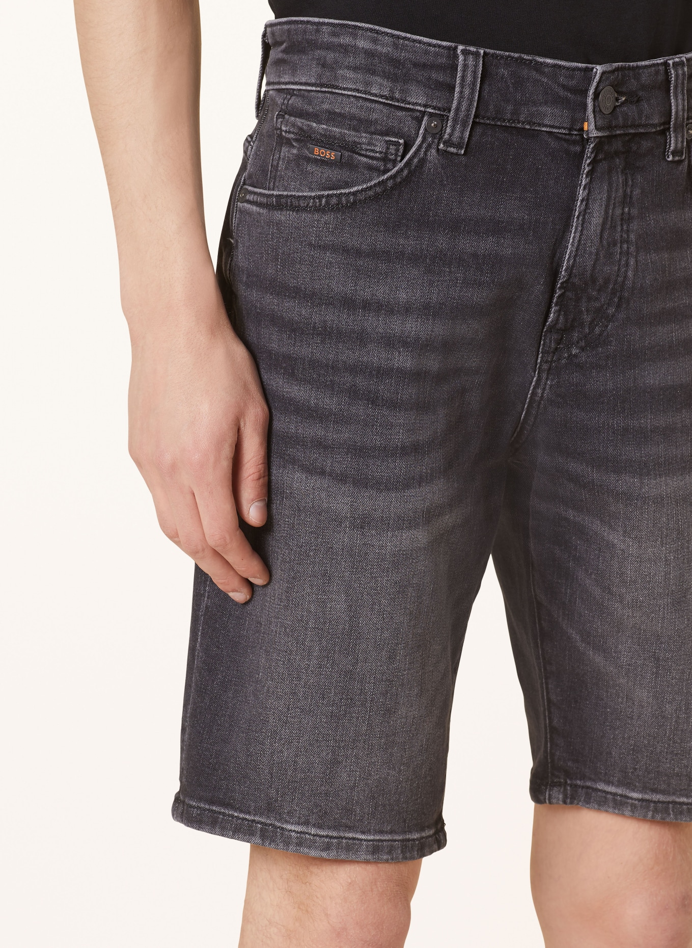 BOSS Szorty jeansowe REMAINE regular fit, Kolor: 019 CHARCOAL (Obrazek 5)