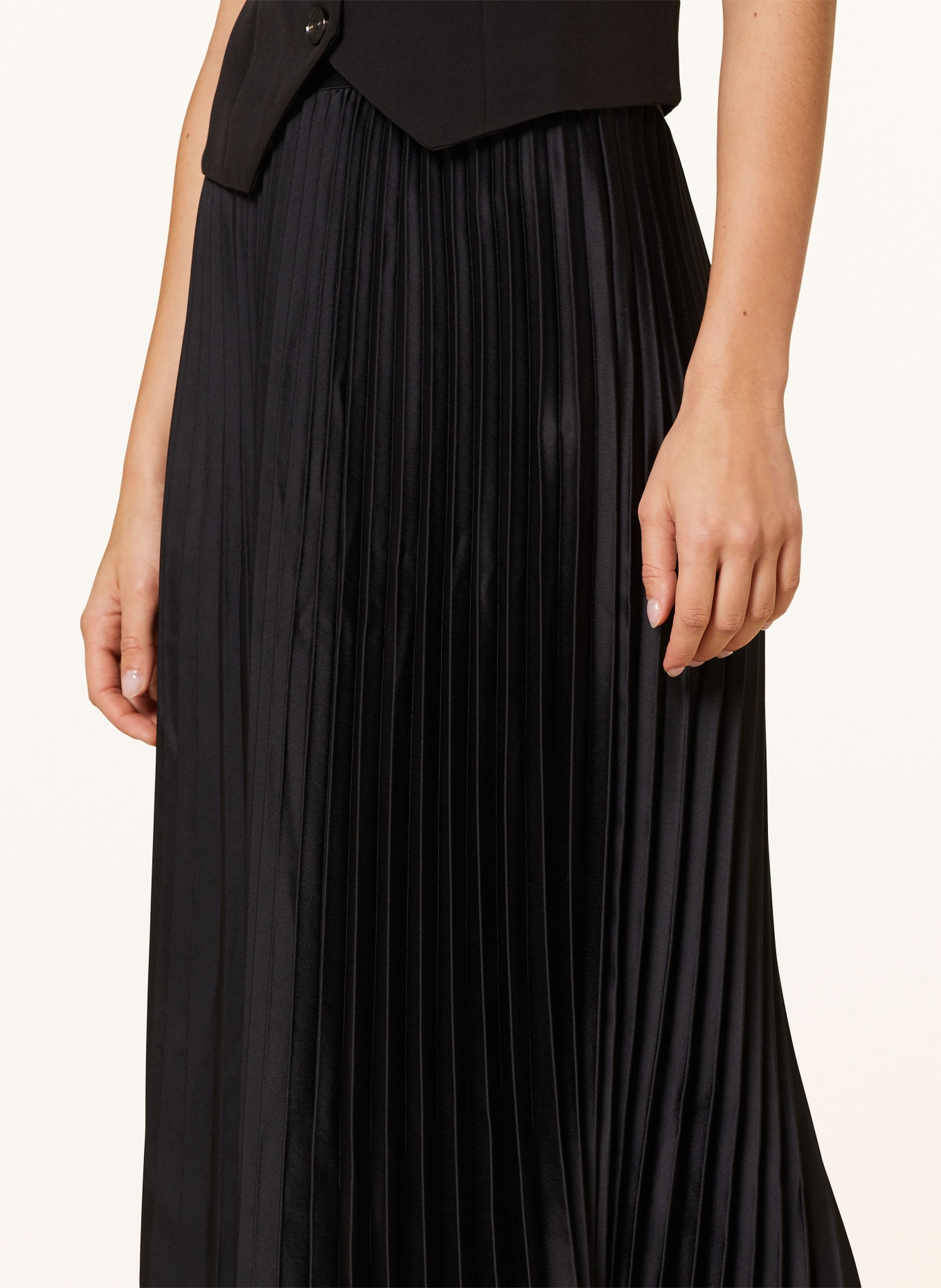 Y.A.S. Pleated skirt made of satin, Color: BLACK (Image 4)
