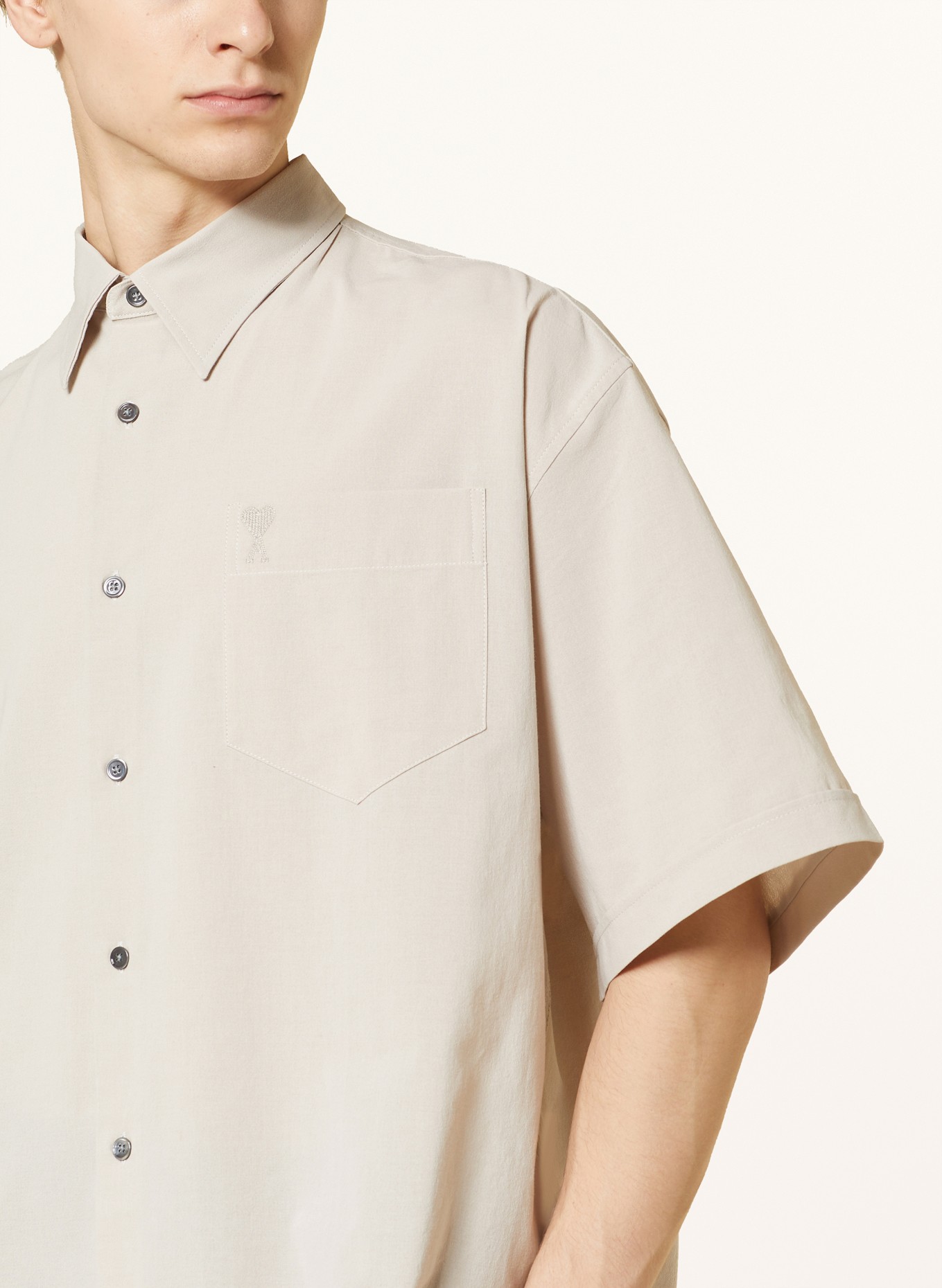AMI PARIS Koszula z krótkim rękawem comfort fit, Kolor: JASNOBRĄZOWY (Obrazek 4)