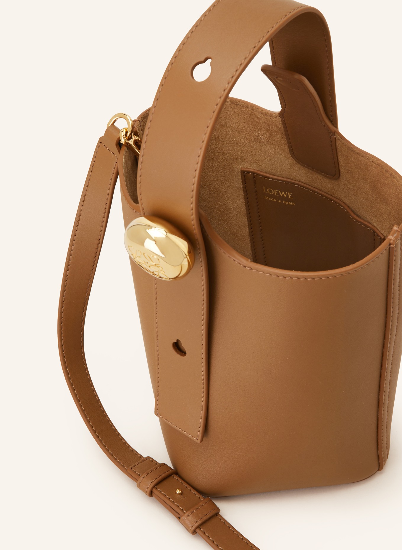 LOEWE Handtasche PEBBLE BUCKET MINI, Farbe: CAMEL (Bild 3)