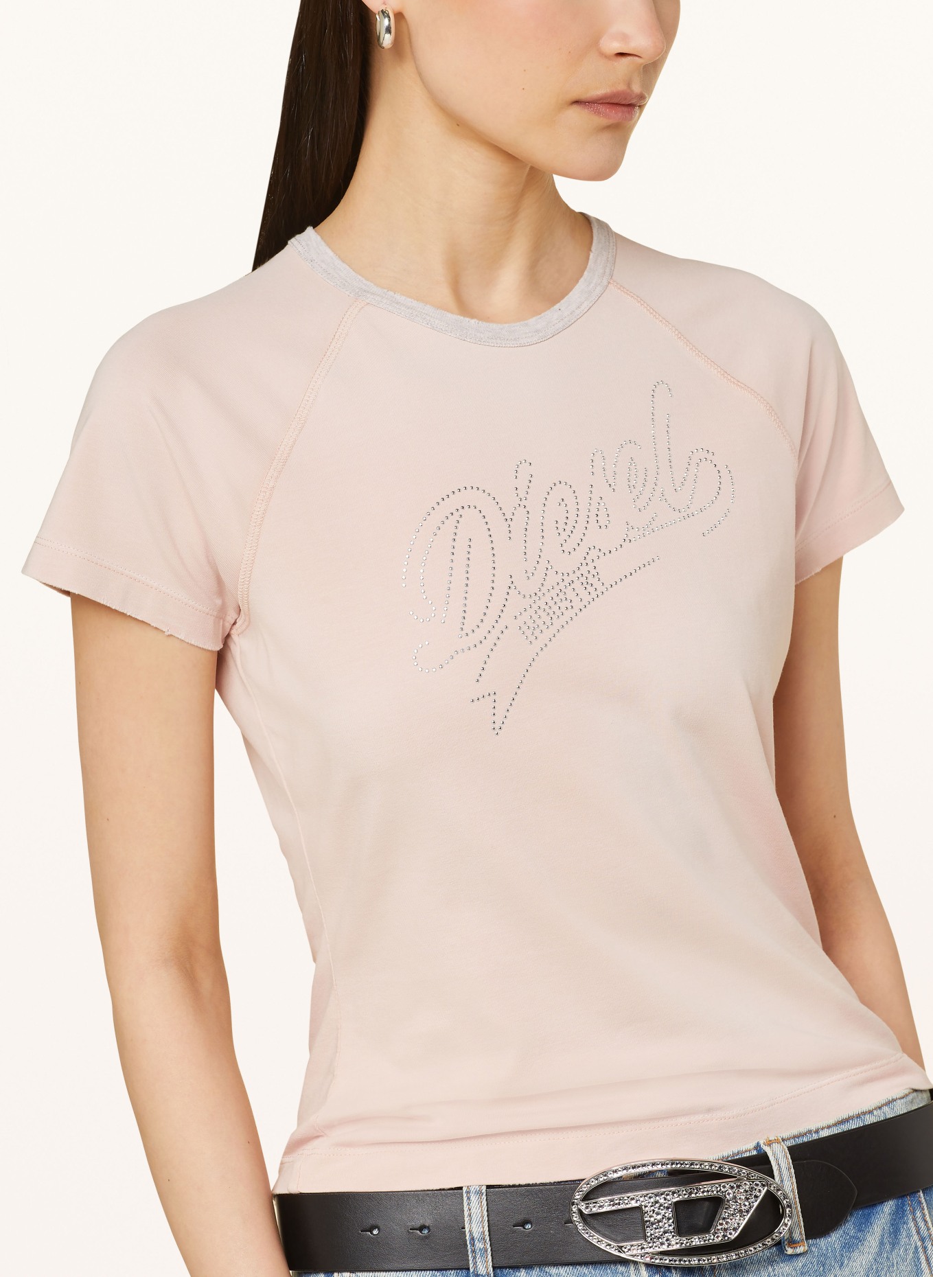 DIESEL T-shirt T-VINCIE z cekinami, Kolor: CIELISTY/ SREBRNY (Obrazek 4)