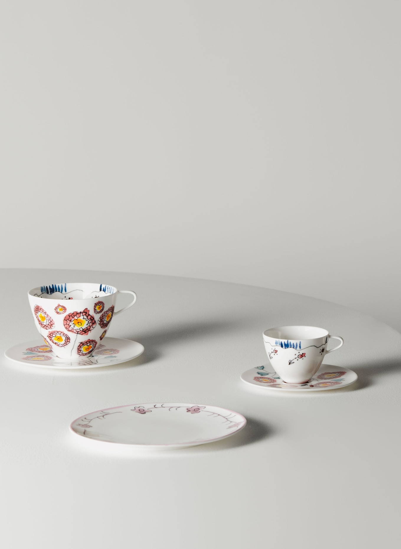 SERAX Set of 2 espresso cups MARNI ANEMONE MILK with saucers, Color: RED/ BLUE/ CREAM (Image 4)