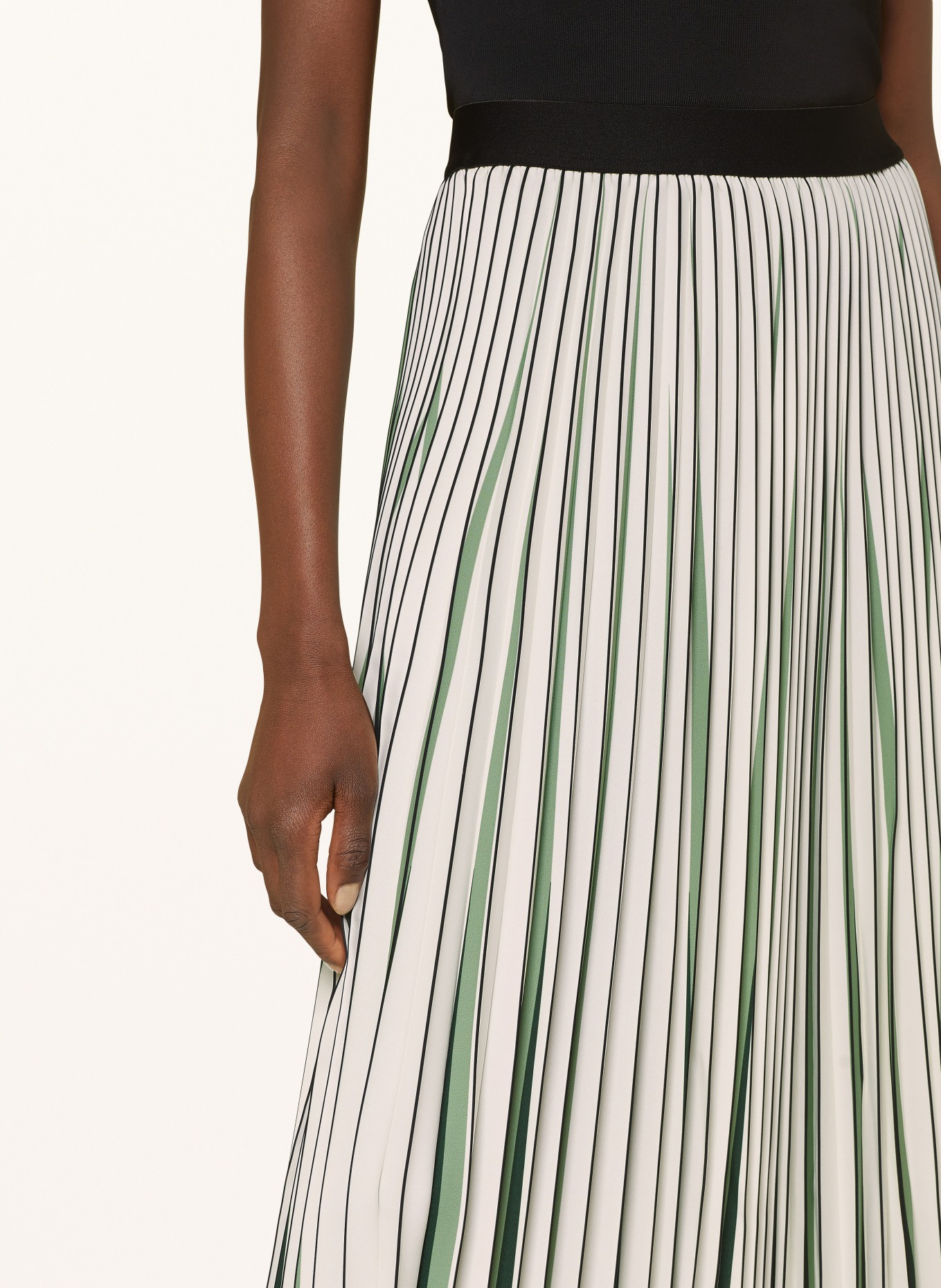 REISS Pleated skirt SAIGE in satin, Color: GREEN/ CREAM (Image 4)