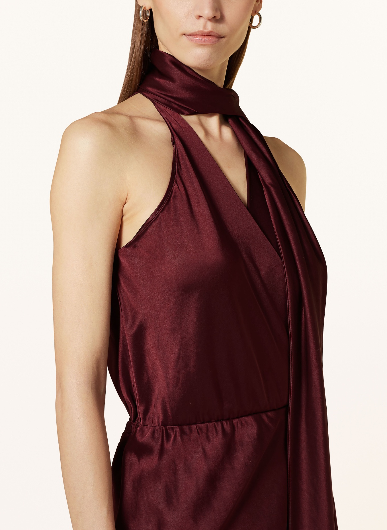REISS Bow-tie collar dress TAYLA in satin, Color: 64 BURGUNDY (Image 4)