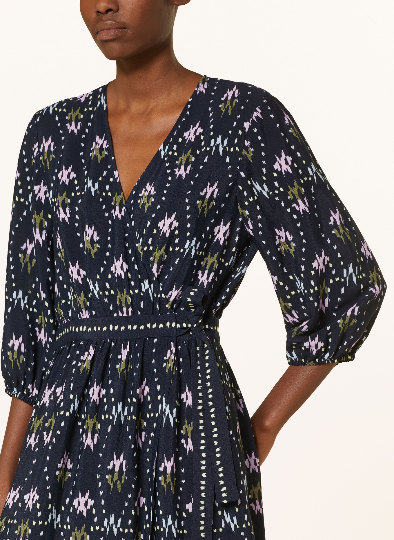 ba&sh Wickelkleid NERLA mit 3/4-Arm: DUNKELBLAU / HELLLILA / KHAKI