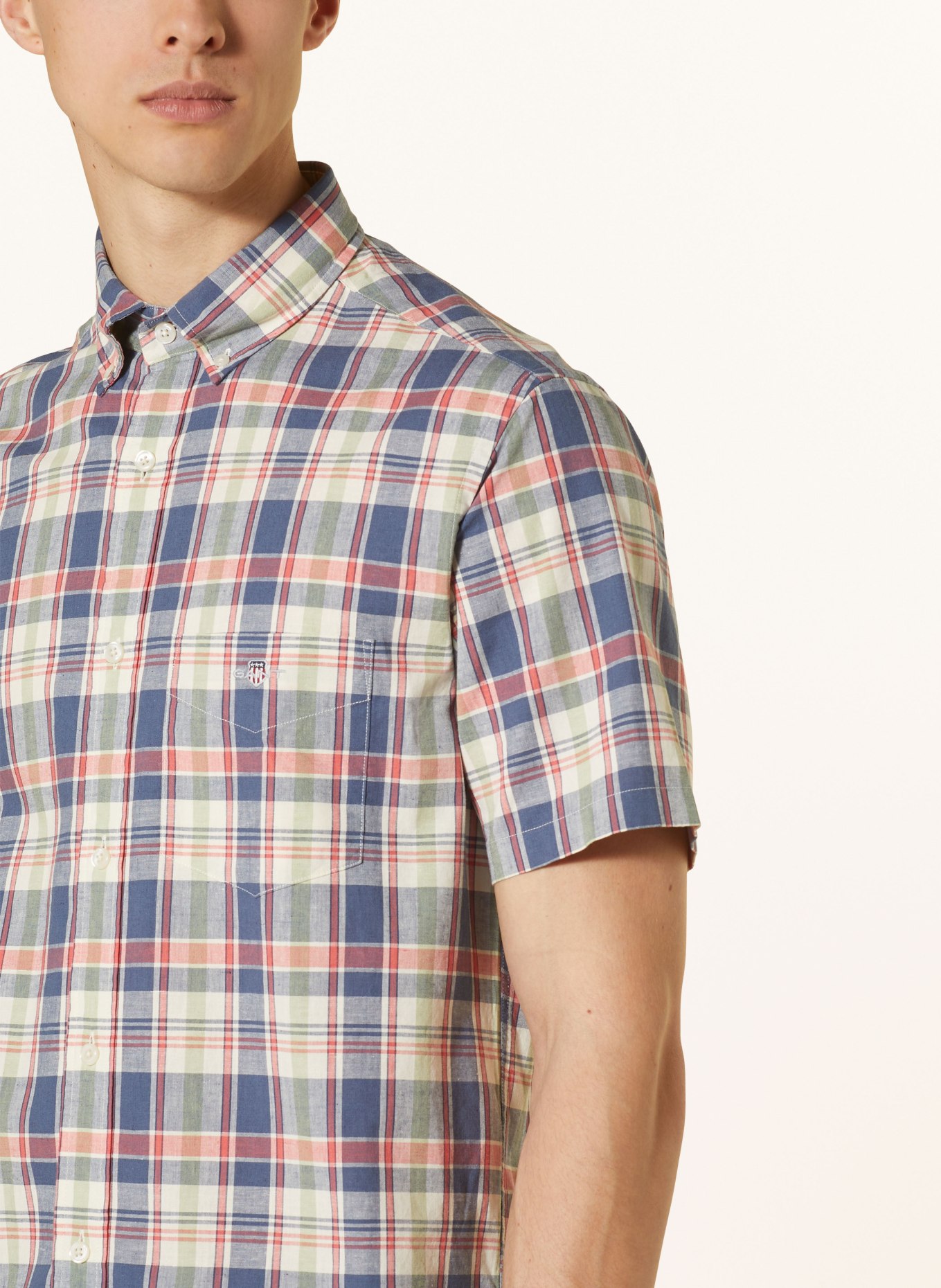 GANT Short sleeve shirt regular fit with linen, Color: DARK BLUE/ RED/ GREEN (Image 4)