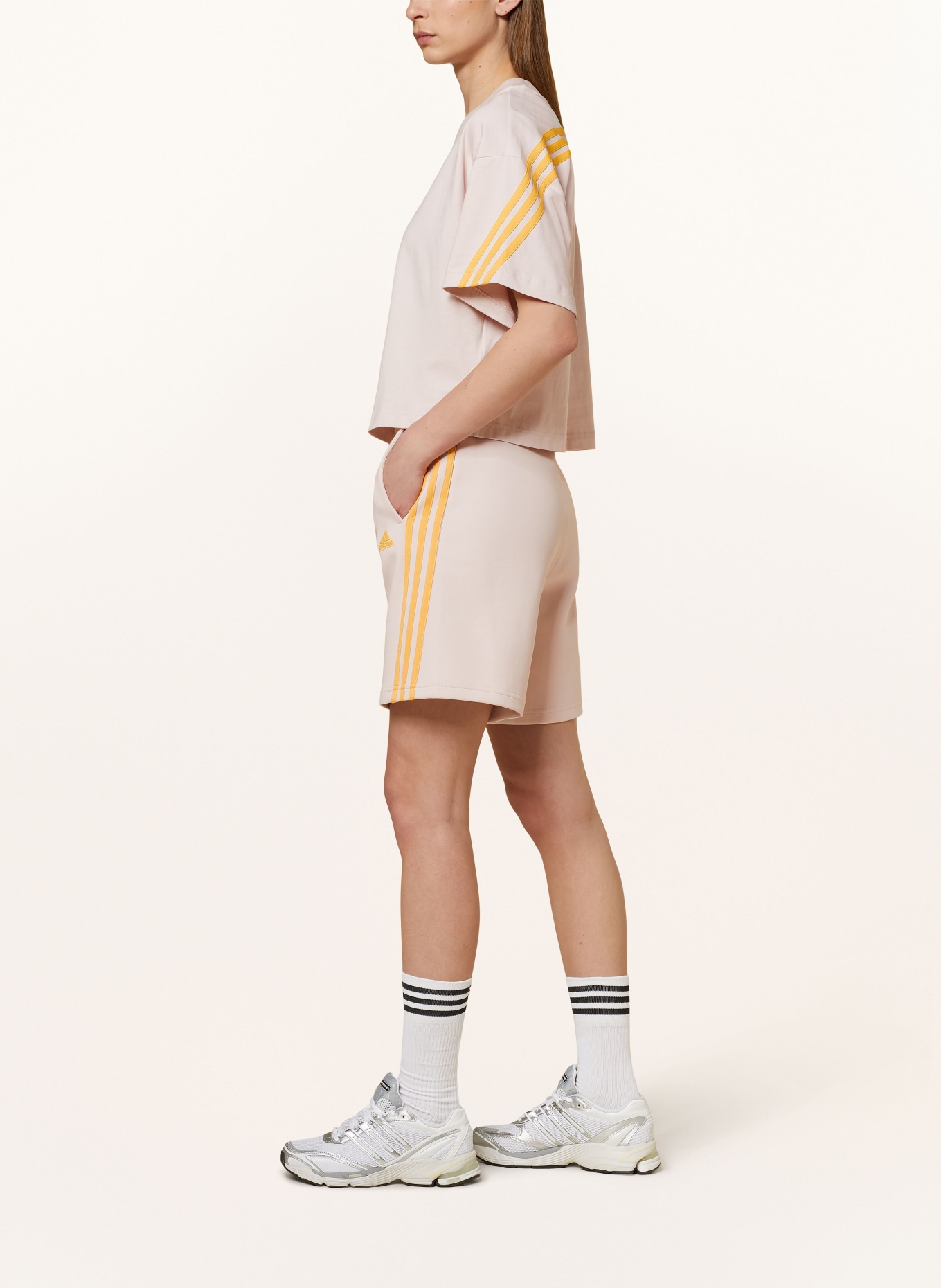 adidas Sweatshorts FUTURE ICONS, Farbe: NUDE/ ORANGE (Bild 4)