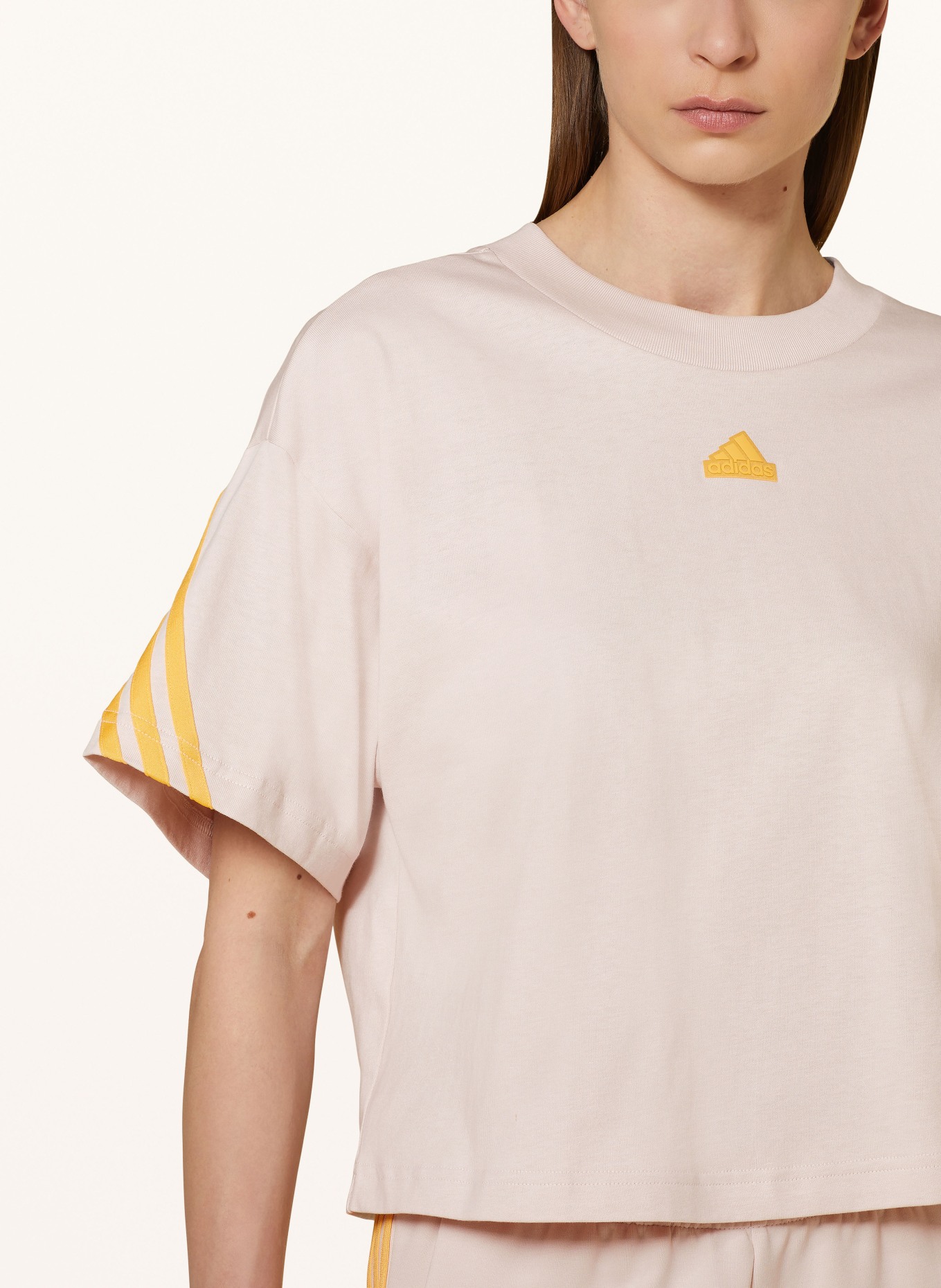 adidas T-shirt FUTURE ICONS, Kolor: CIELISTY/ POMARAŃCZOWY (Obrazek 4)