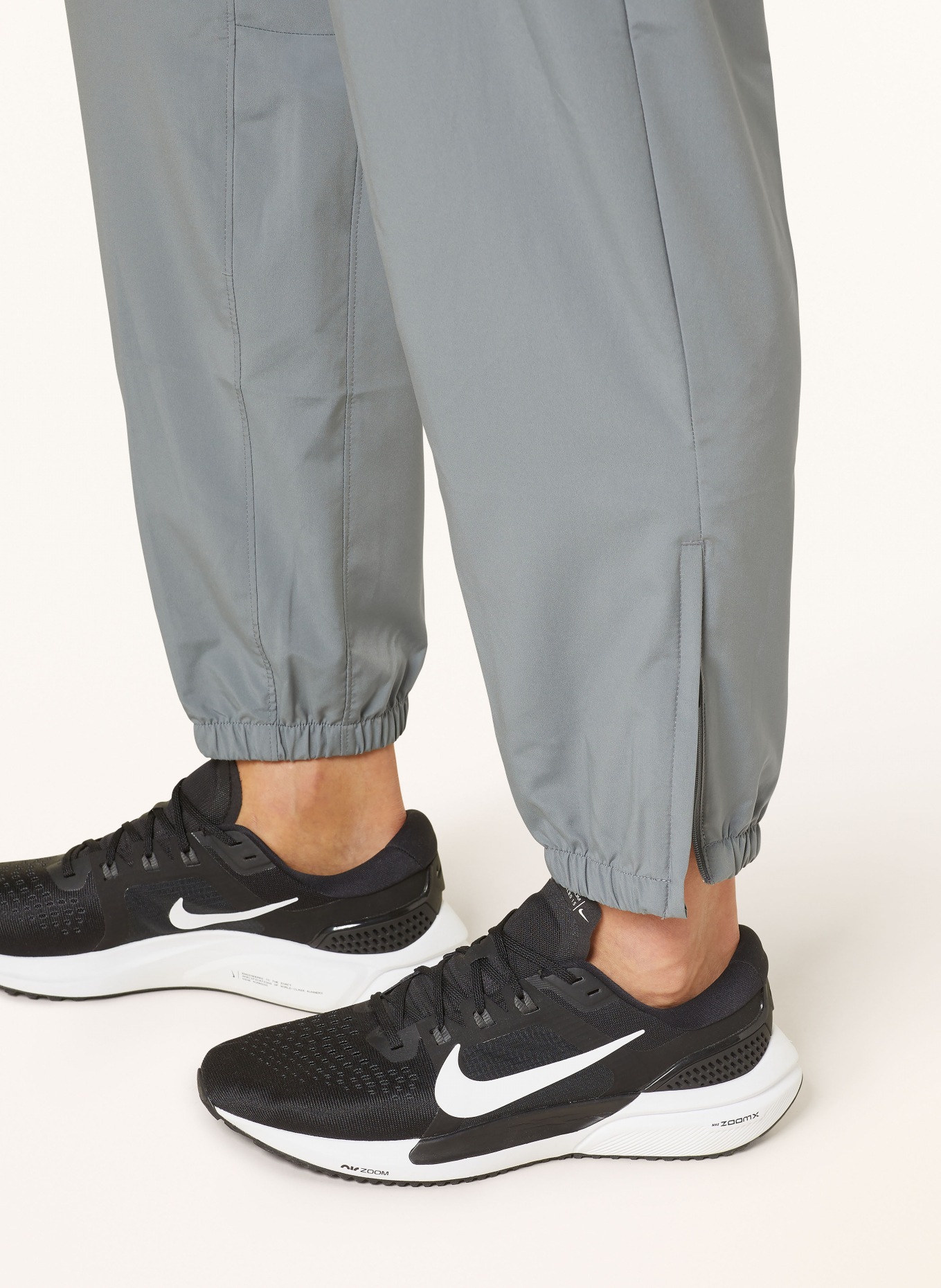 Nike Tréninkové kalhoty FORM, Barva: ŠEDÁ (Obrázek 7)