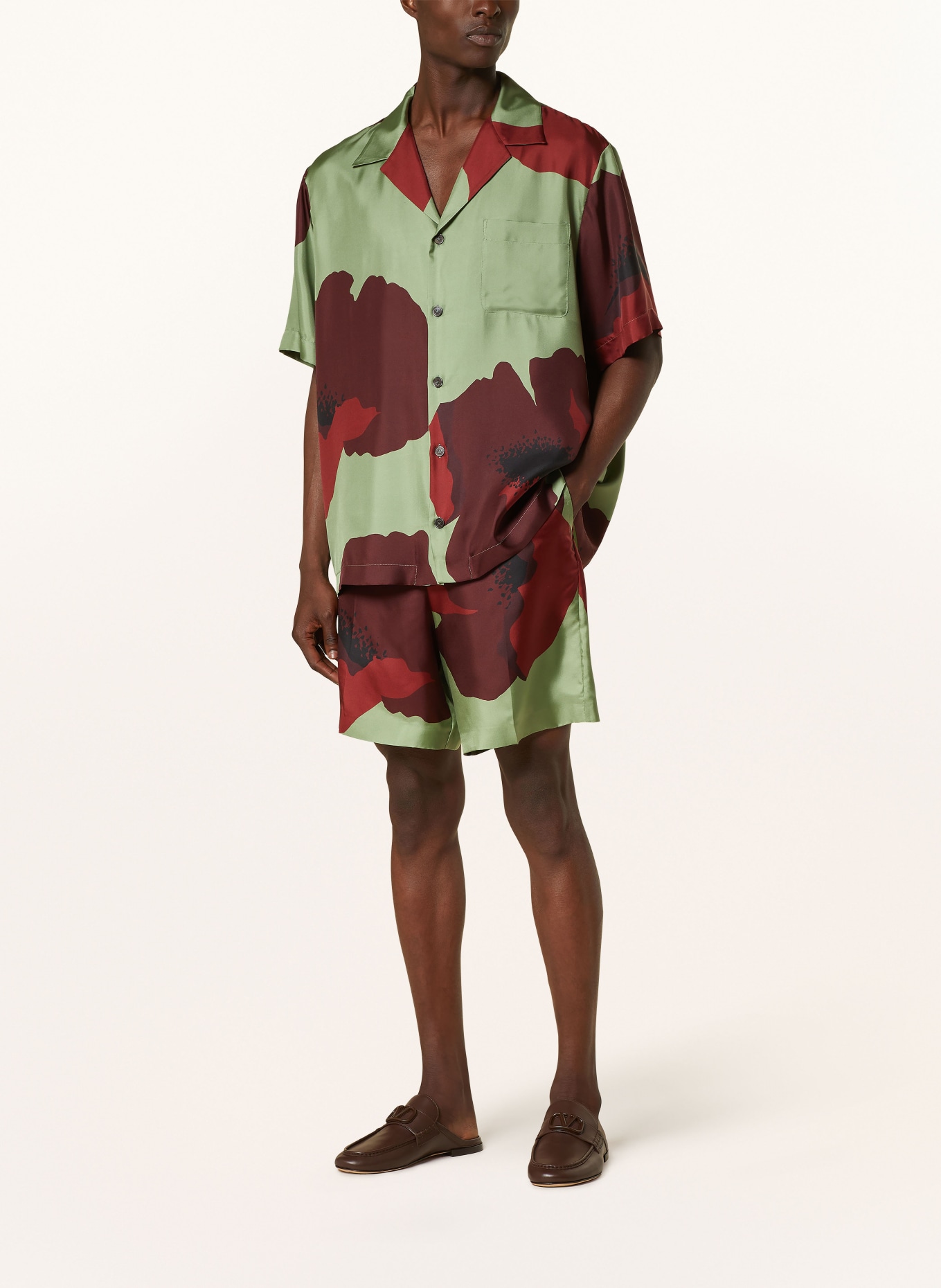 VALENTINO Silk shorts regular fit, Color: LIGHT GREEN/ DARK RED/ RED (Image 2)