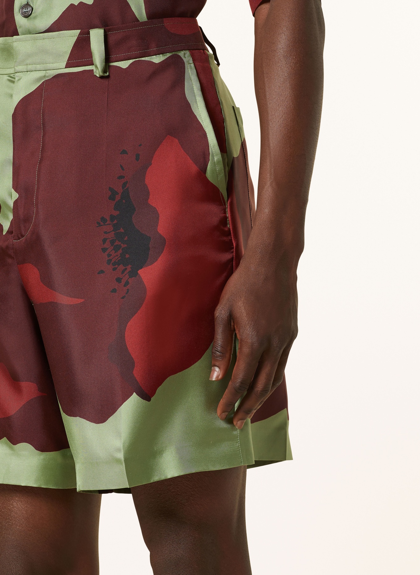 VALENTINO Silk shorts regular fit, Color: LIGHT GREEN/ DARK RED/ RED (Image 5)