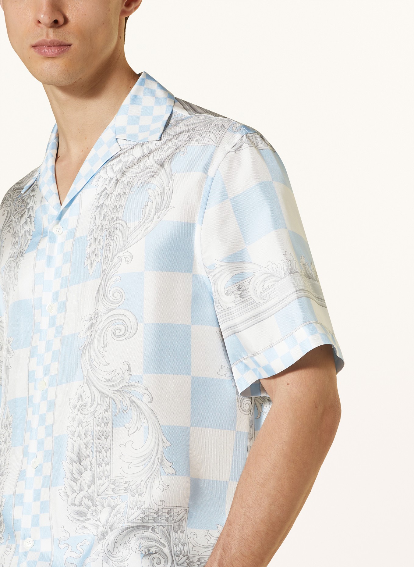 VERSACE Resorthemd Comfort Fit aus Seide, Farbe: WEISS/ HELLBLAU/ HELLGRAU (Bild 4)
