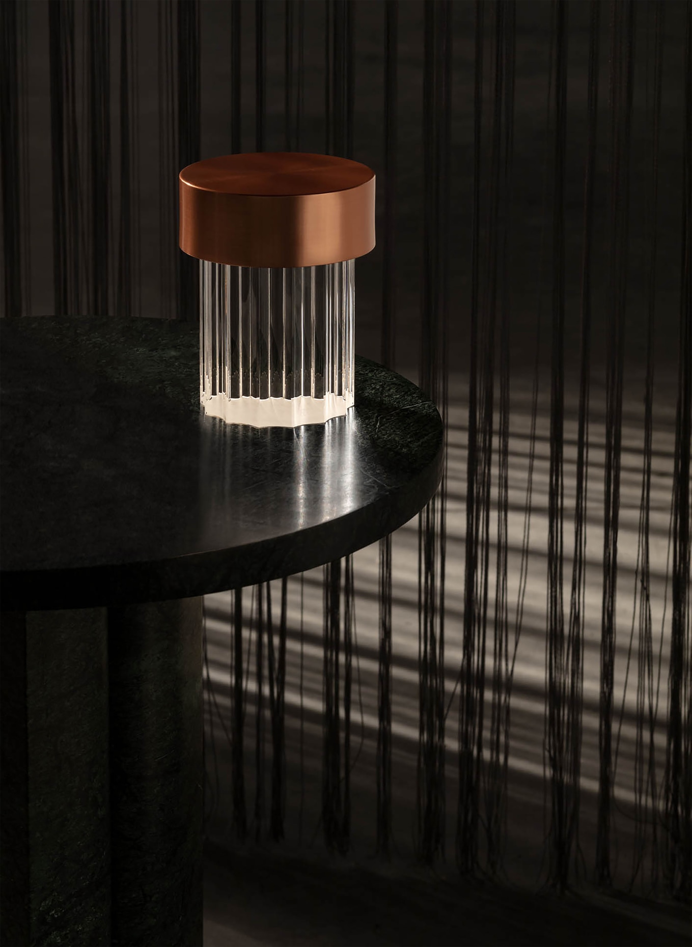 FLOS Stolní lampa LAST ORDER FLUTED: BARVA RŮŽOVÉHO ZLATA / BÍLÁ