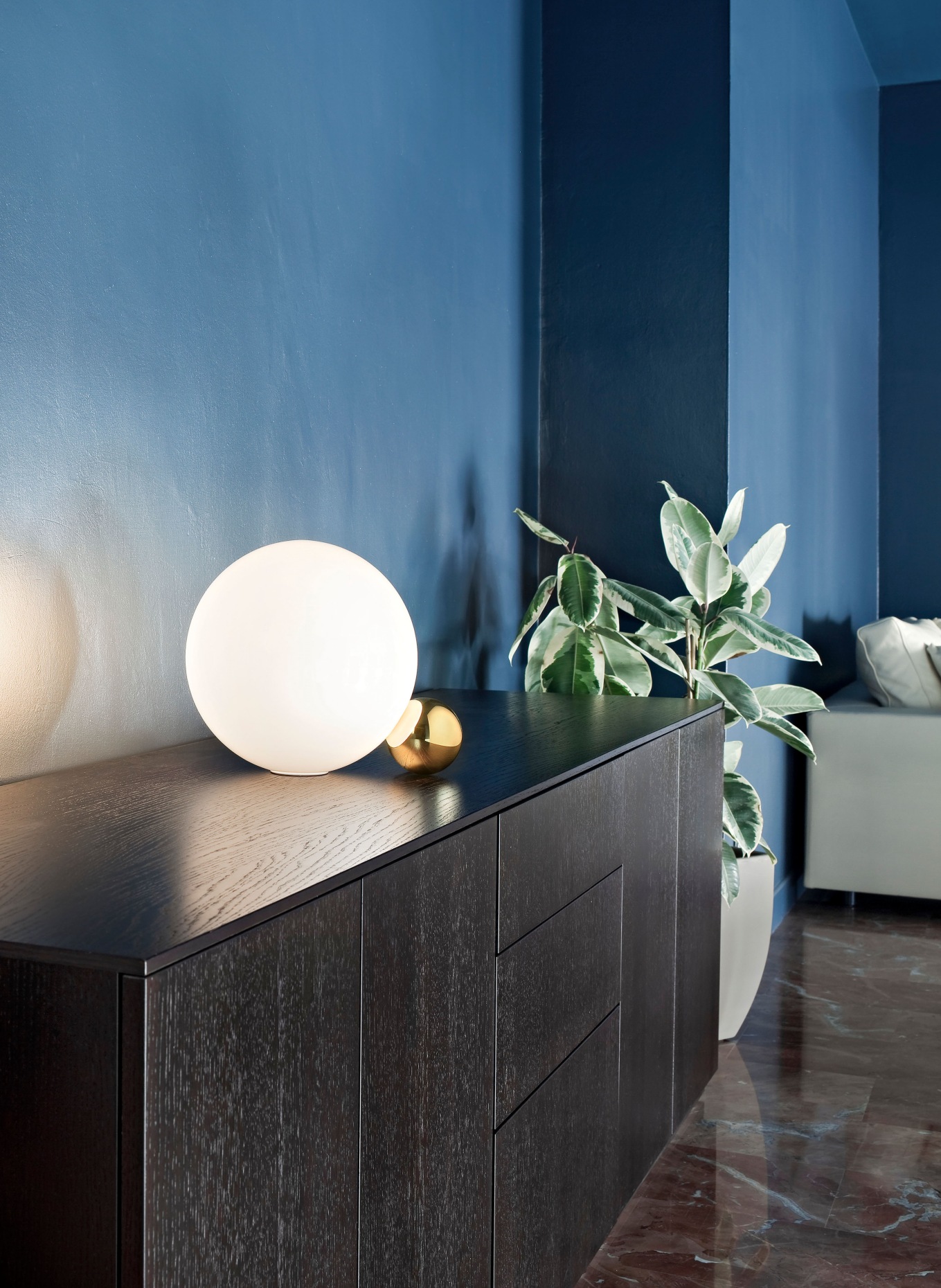 FLOS COPYCAT table lamp: GOLD / WHITE