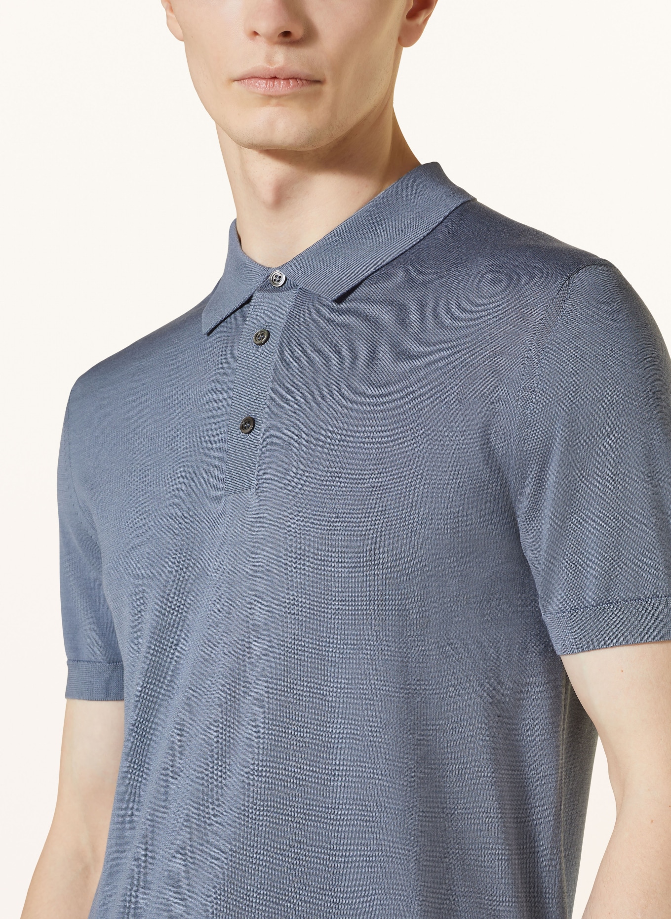 COS Poloshirt Slim Fit mit Seide, Farbe: BLAUGRAU (Bild 4)