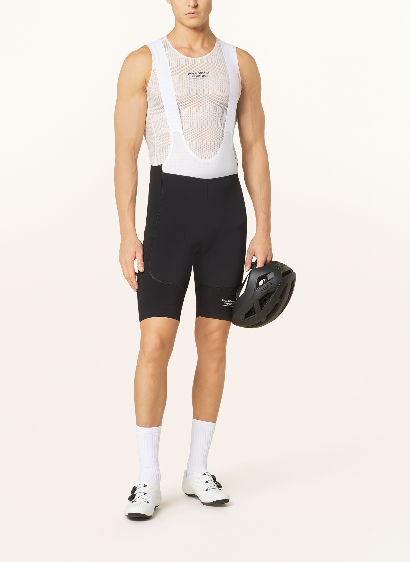 PAS NORMAL STUDIOS Spodenki kolarskie MECHANISM PRO z szelkami i wyściełaną wkładką: CZARNY / BIAŁY