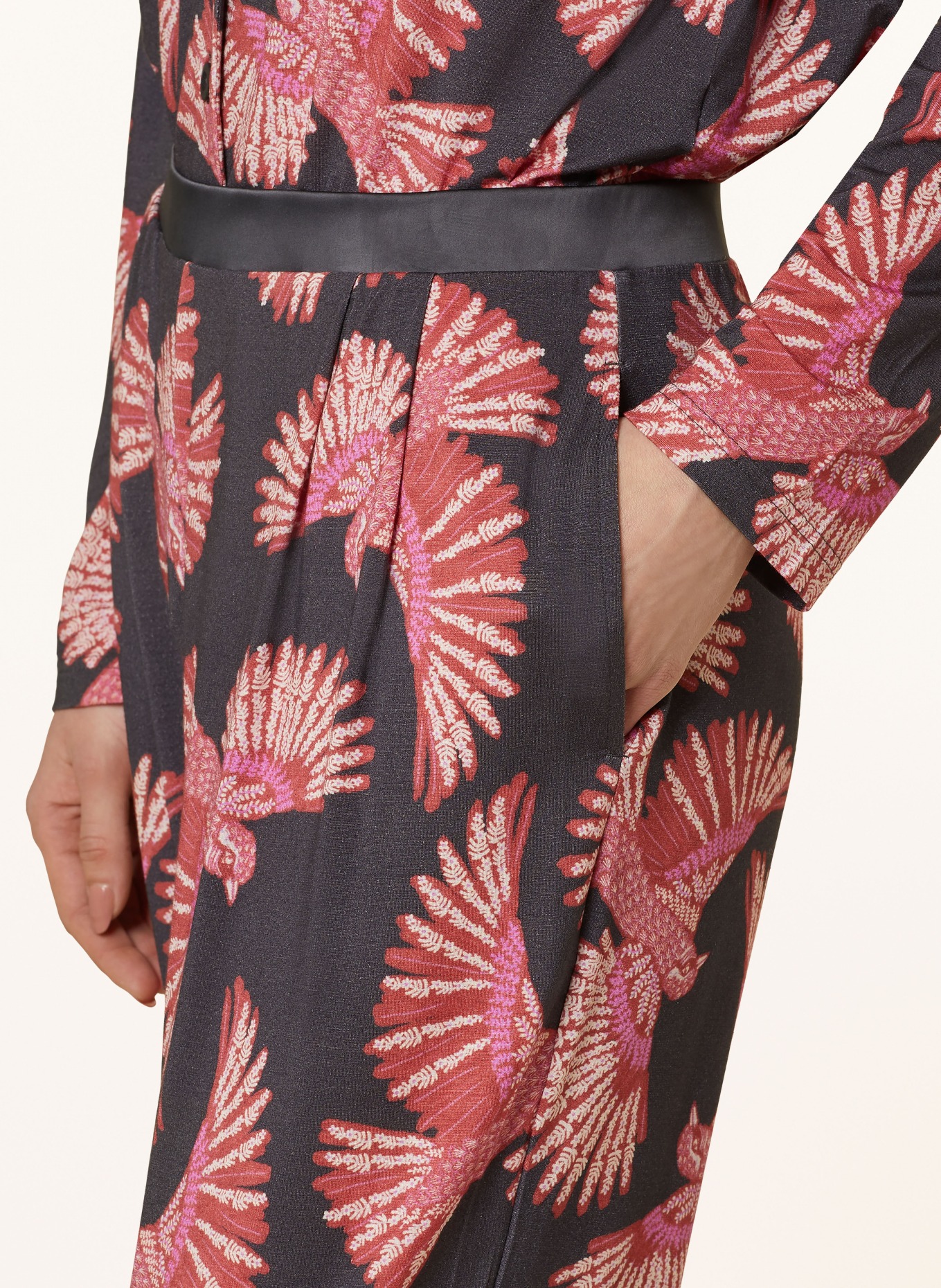 mey Pyžamové kalhoty série FLYING BIRD: TMAVĚ ŠEDÁ / TMAVĚ ČERVENÁ / RŮŽOVÁ