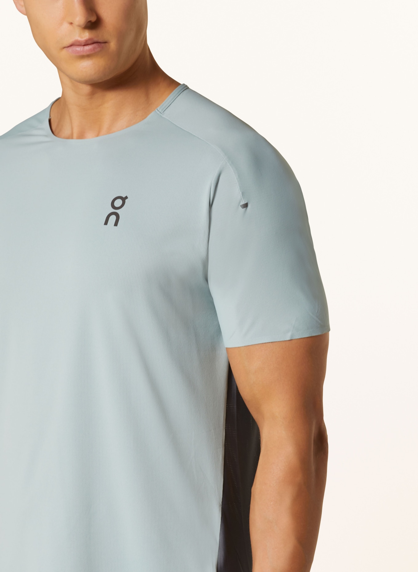 On Running shirt PERFORMANCE-T, Color: LIGHT GREEN/ DARK GRAY (Image 4)