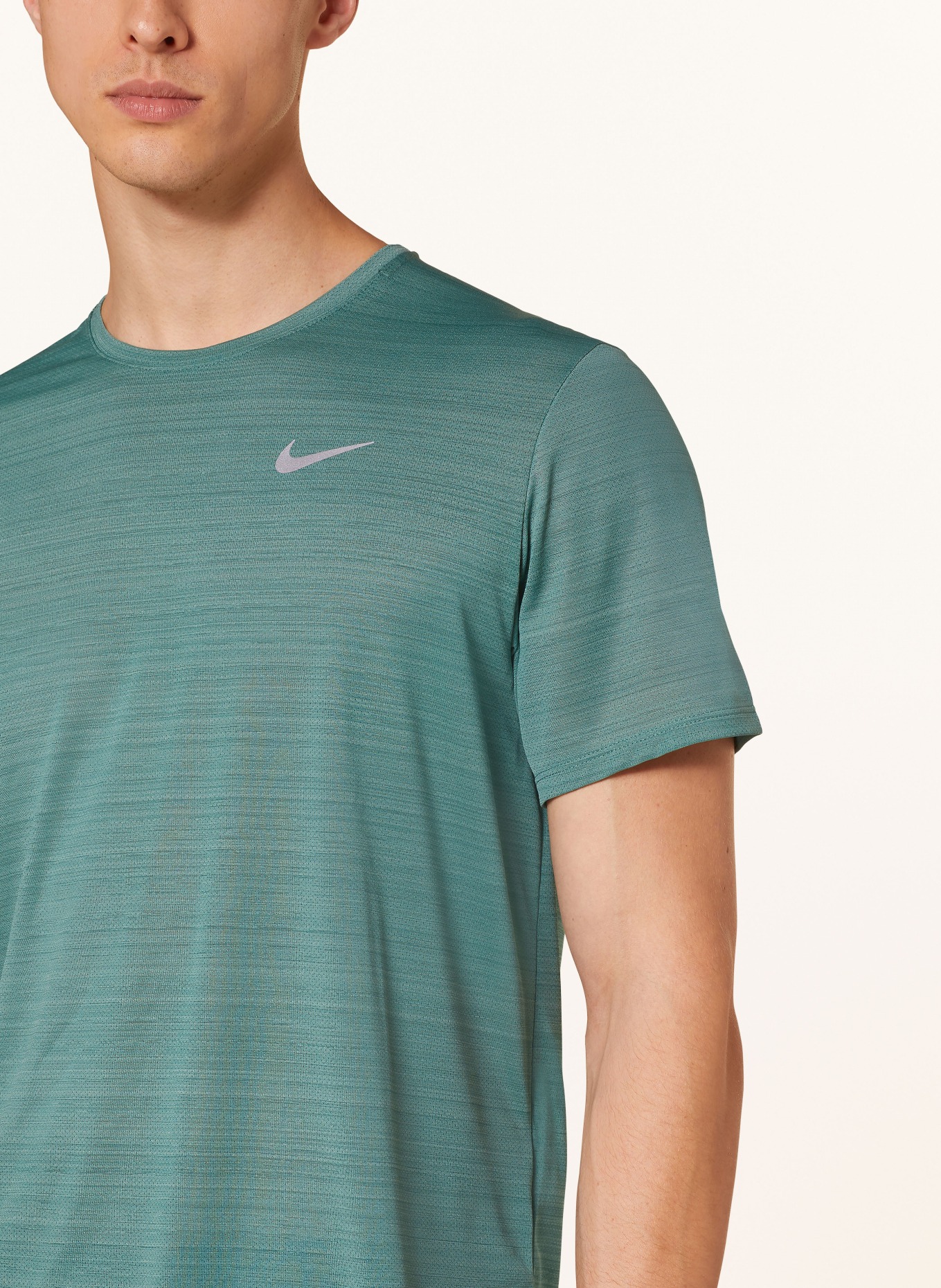 Nike Běžecké tričko MILER, Barva: ZELENÁ (Obrázek 4)
