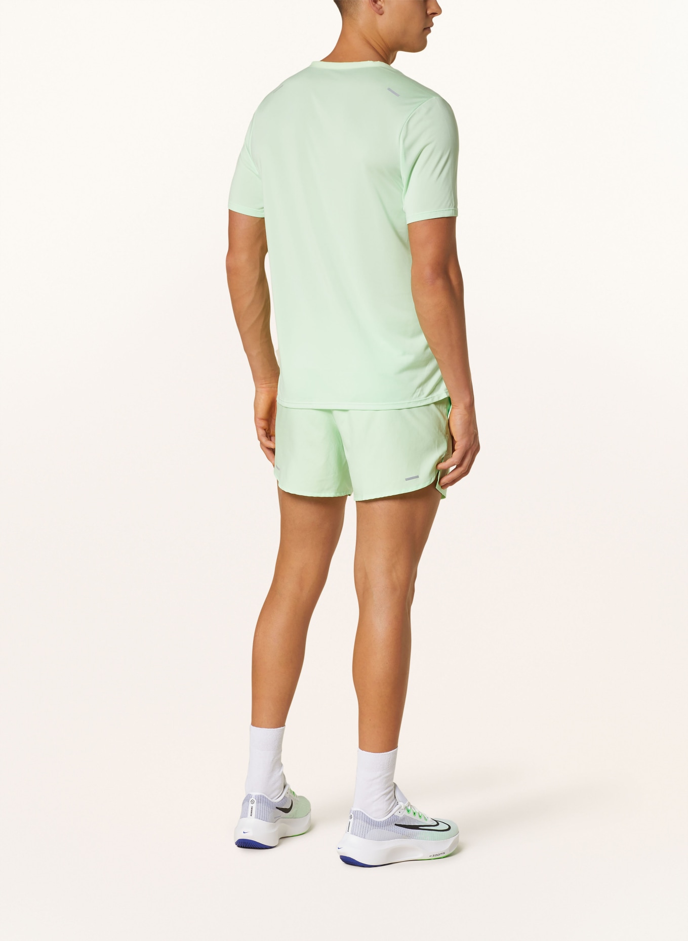 Nike Běžecké šortky STRIDE 2 v 1, Barva: SVĚTLE ZELENÁ (Obrázek 3)