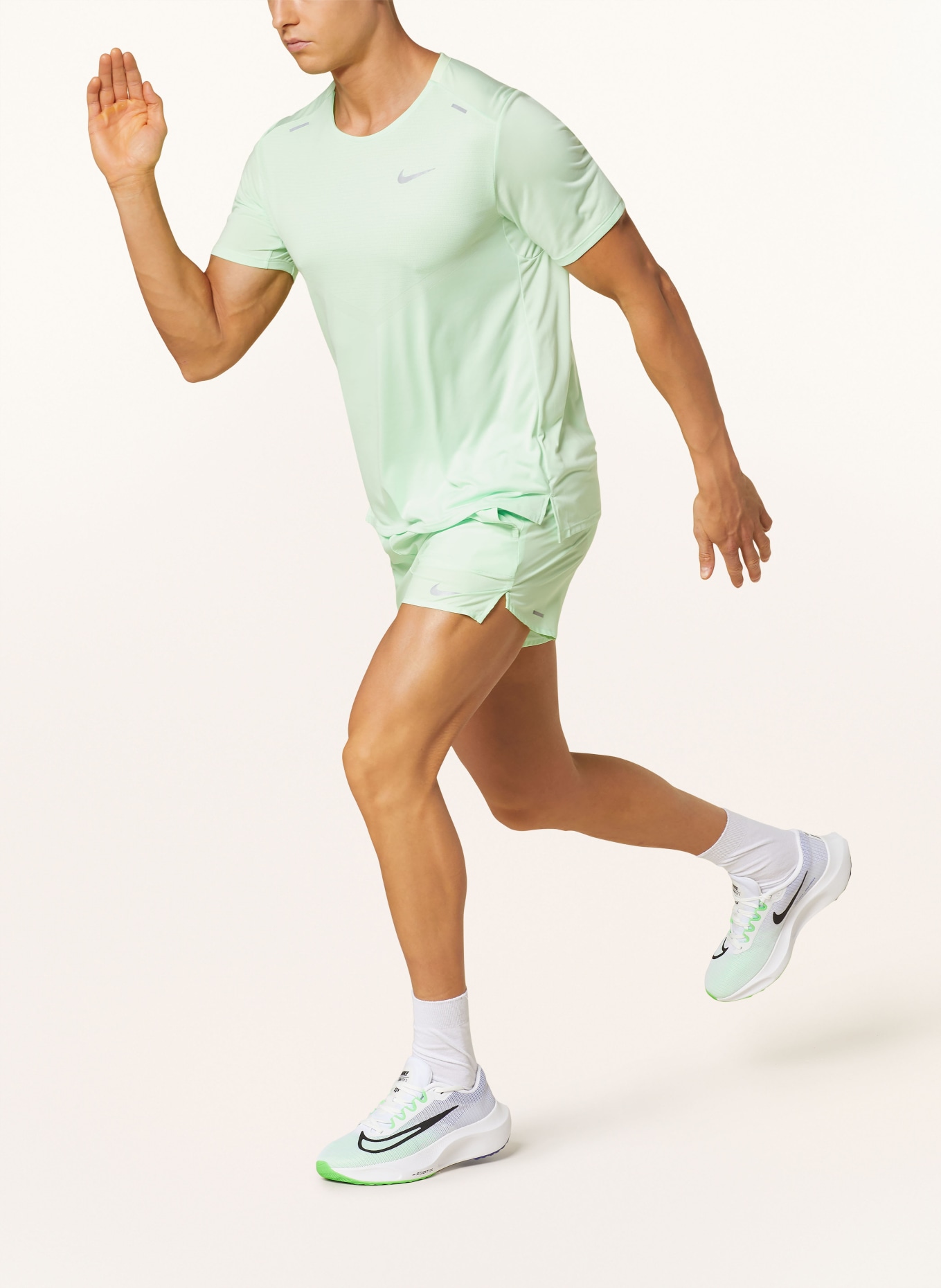 Nike 2-in-1-Laufshorts STRIDE, Farbe: HELLGRÜN (Bild 7)