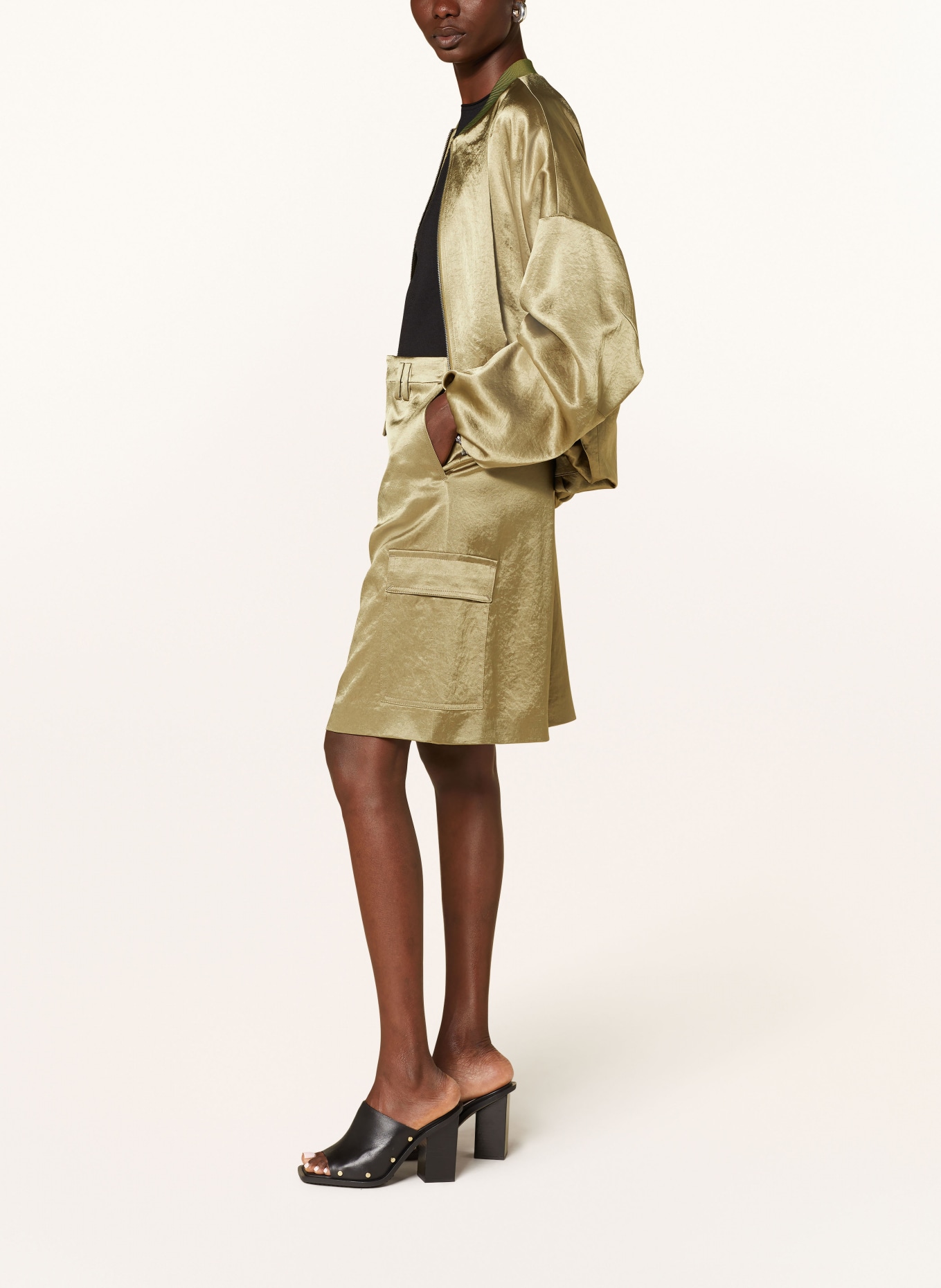 DRYKORN Cargo shorts TRAIL in satin: OLIVE