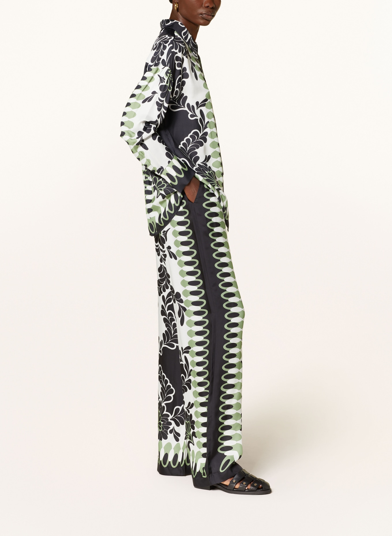 MRS & HUGS Marlenehose mit Seide: SCHWARZ / WEISS / HELLGRÜN