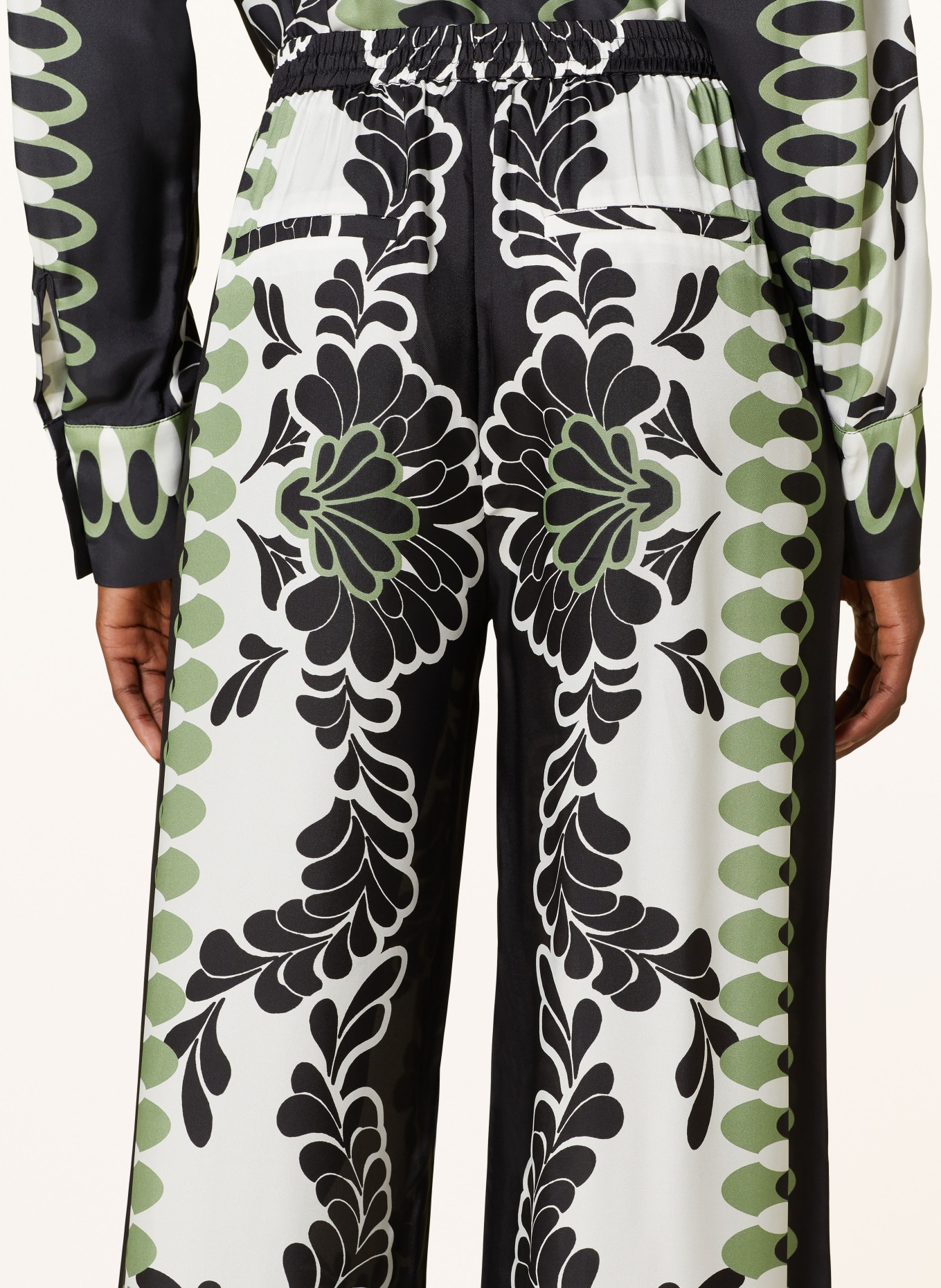 MRS & HUGS Marlenehose mit Seide: SCHWARZ / WEISS / HELLGRÜN