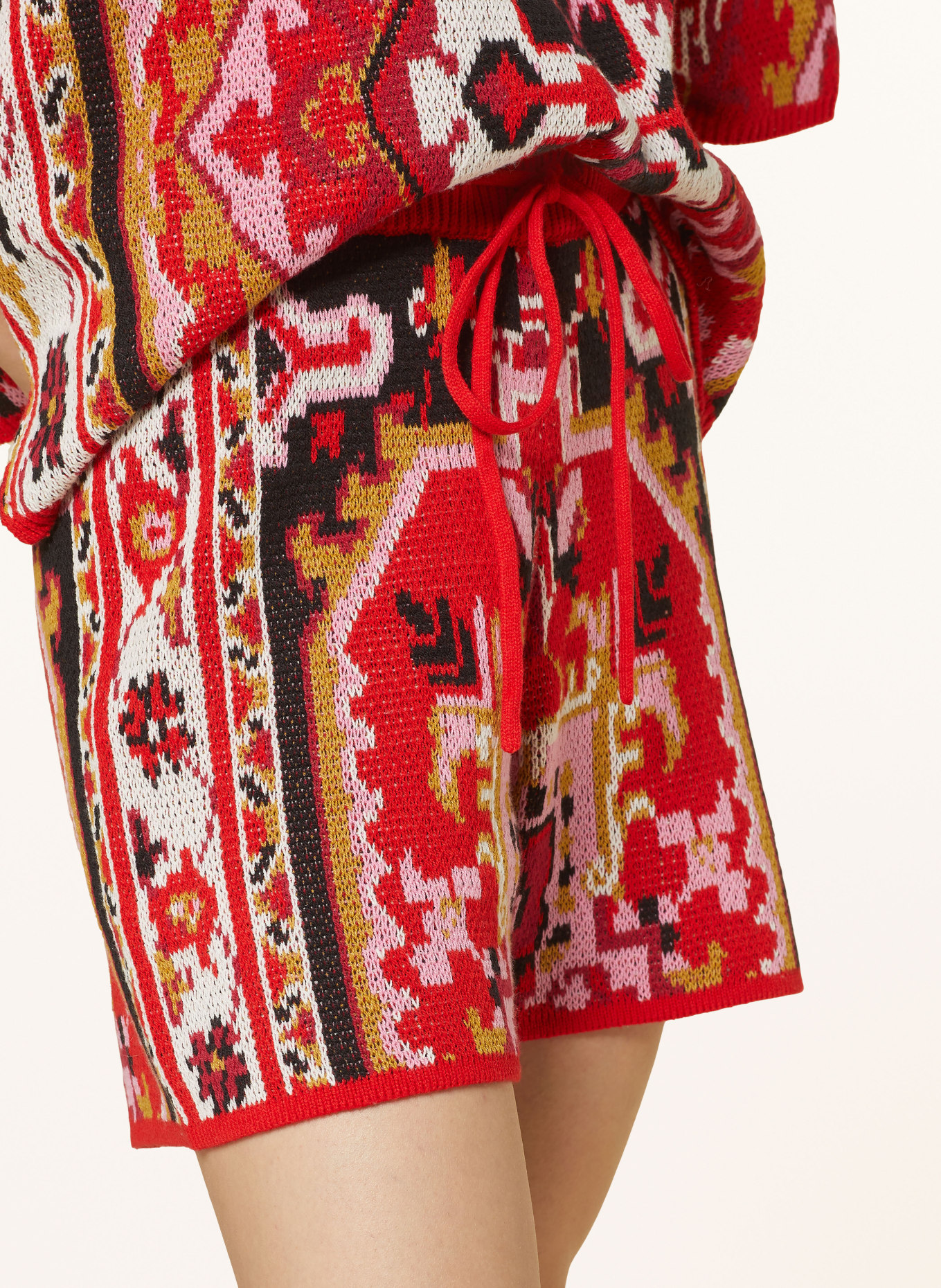 MRS & HUGS Knit shorts: RED / BLACK / BEIGE