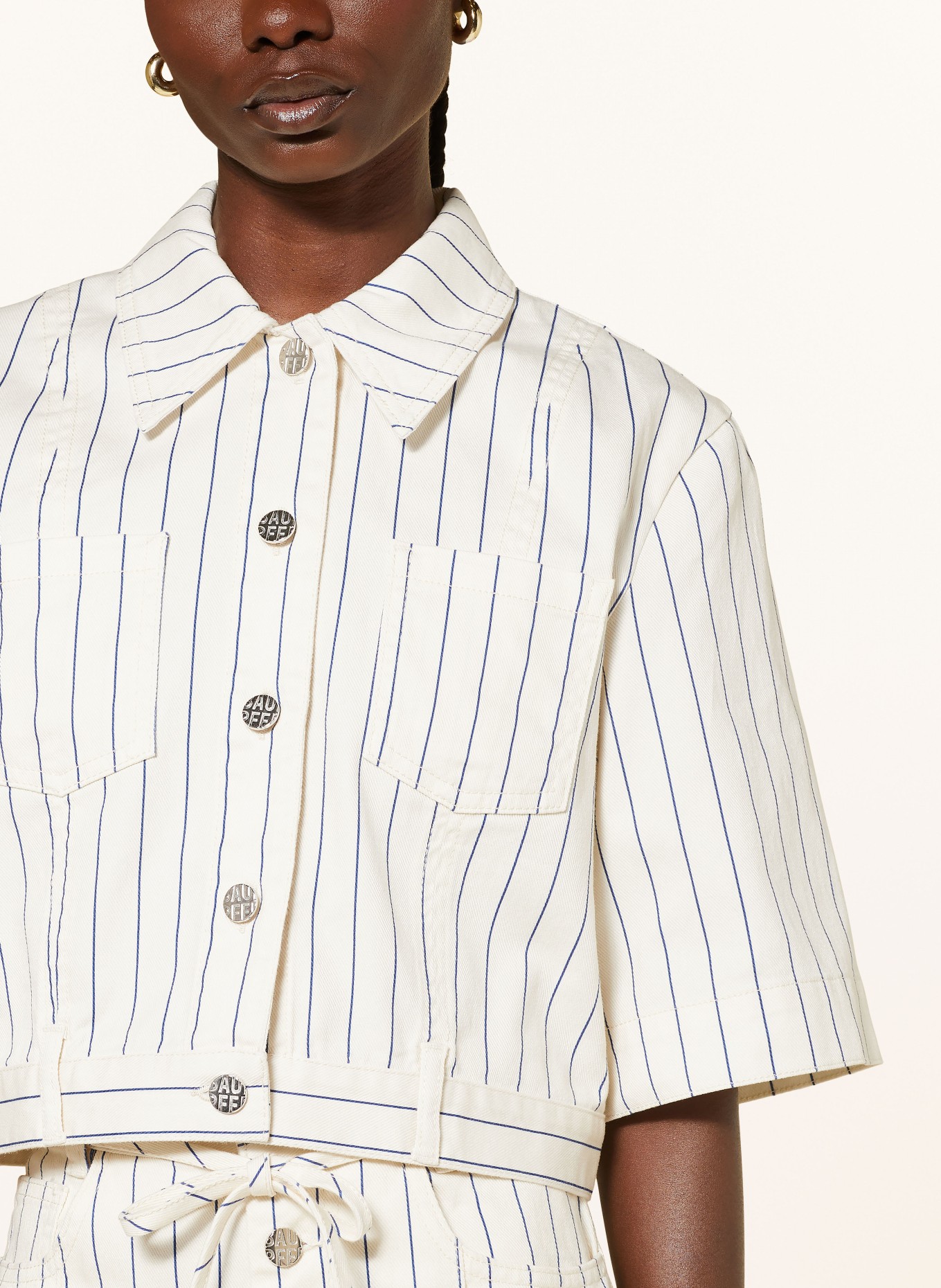 BAUM UND PFERDGARTEN Cropped blouse MAJSA, Color: WHITE/ DARK BLUE (Image 4)