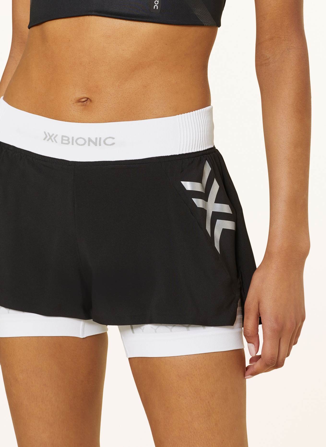 X-BIONIC 2-in-1-Laufshorts TWYCE® RACE, Farbe: SCHWARZ/ WEISS/ SILBER (Bild 5)