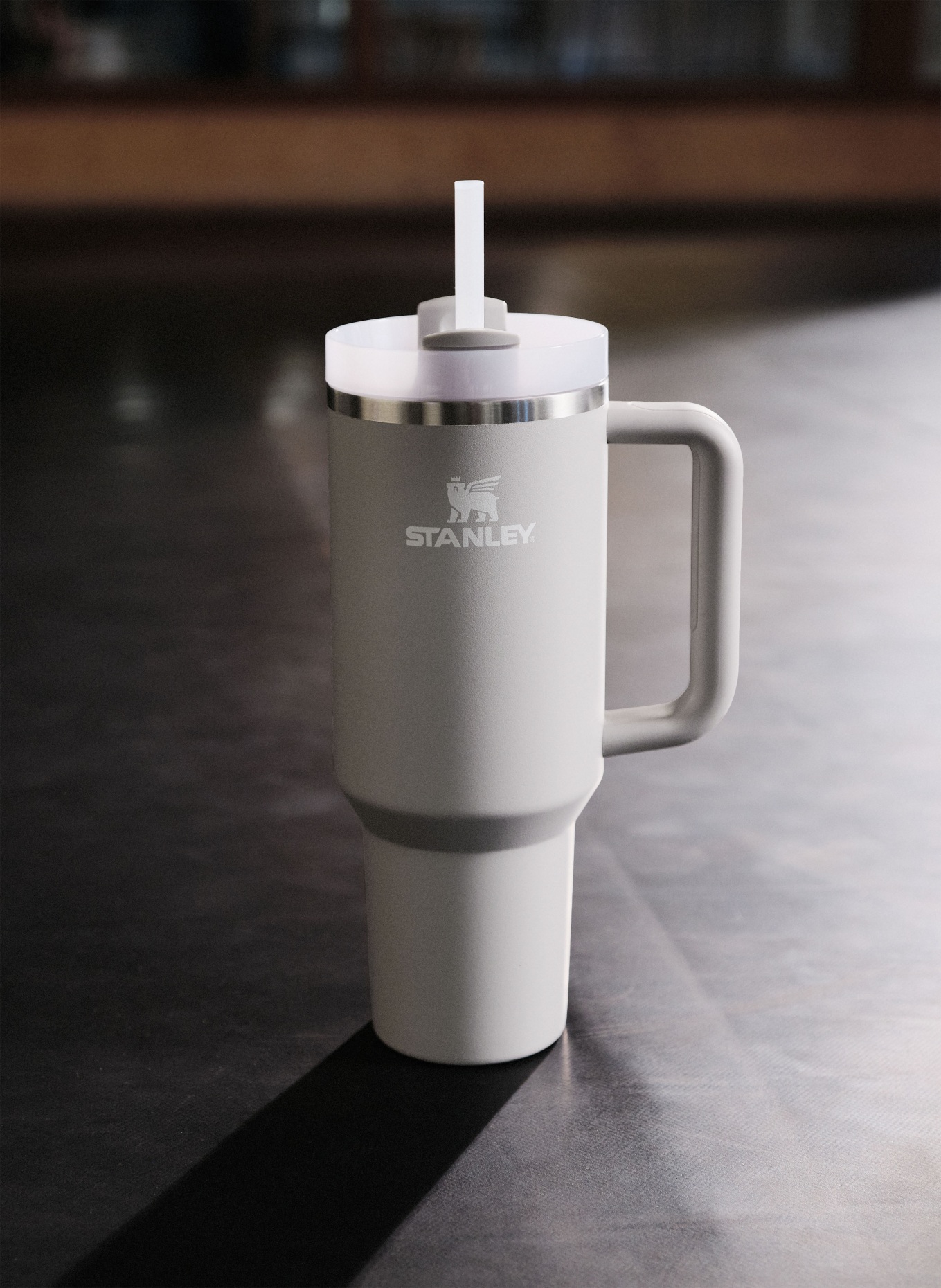 STANLEY Thermobecher THE QUENCHER H2.O FLOWSTATE™: GRAU/ WEISS